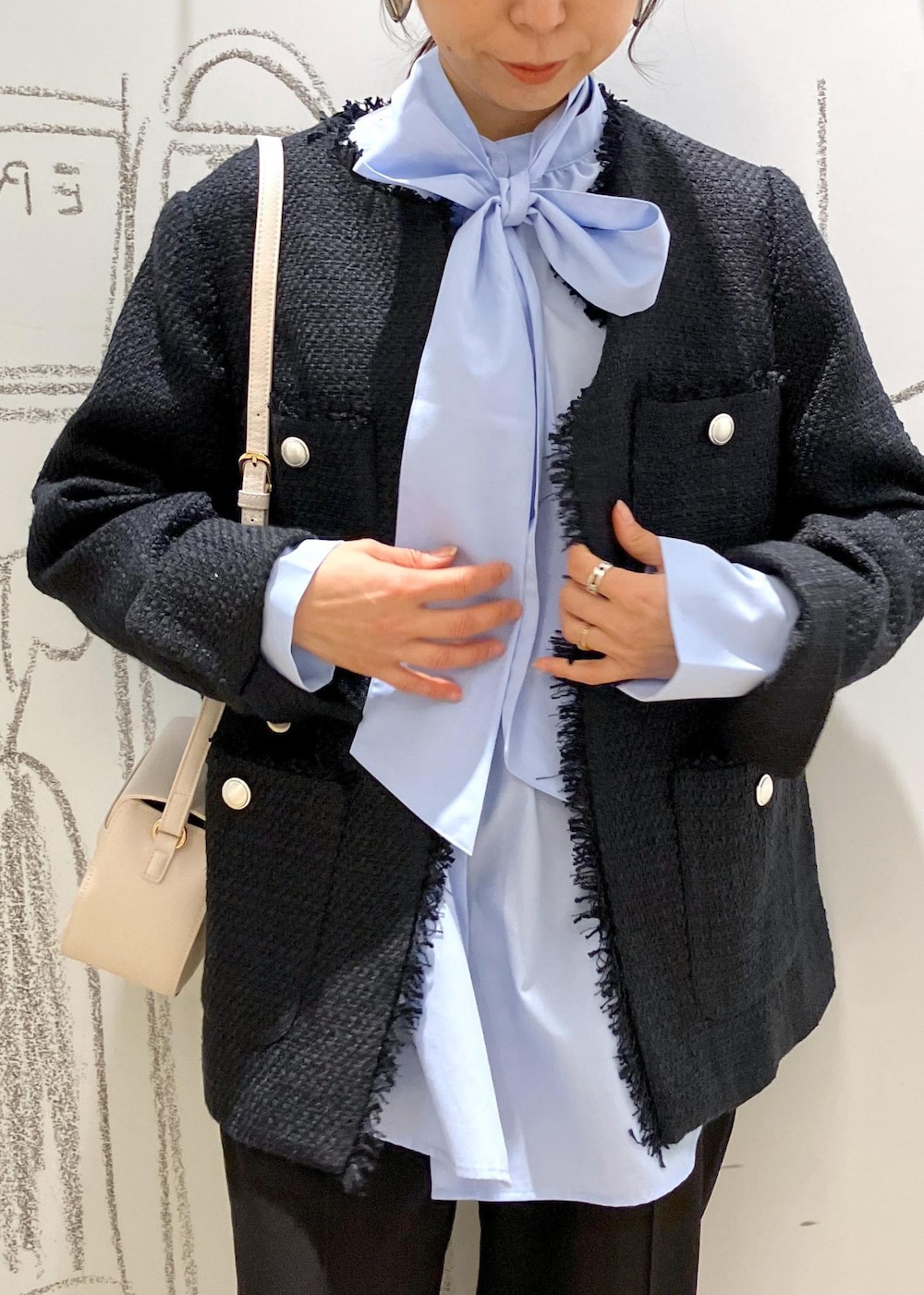 ブラック系のパンプス、ブラック系のその他パンツ、ホワイト系のショルダーバッグを着用したレディースの冬コーディネートの7枚目の写真