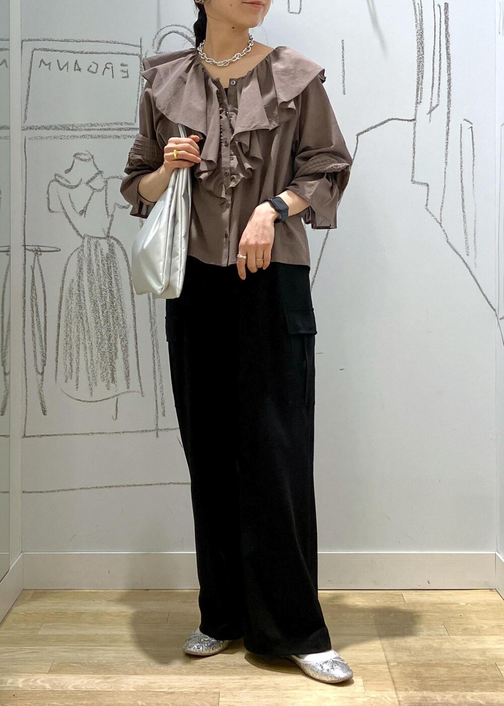 ブルー系のカーゴパンツ、ブラウン系のシャツ/ブラウス、シルバー系のトートバッグを着用したレディースの春コーディネートの2枚目の写真