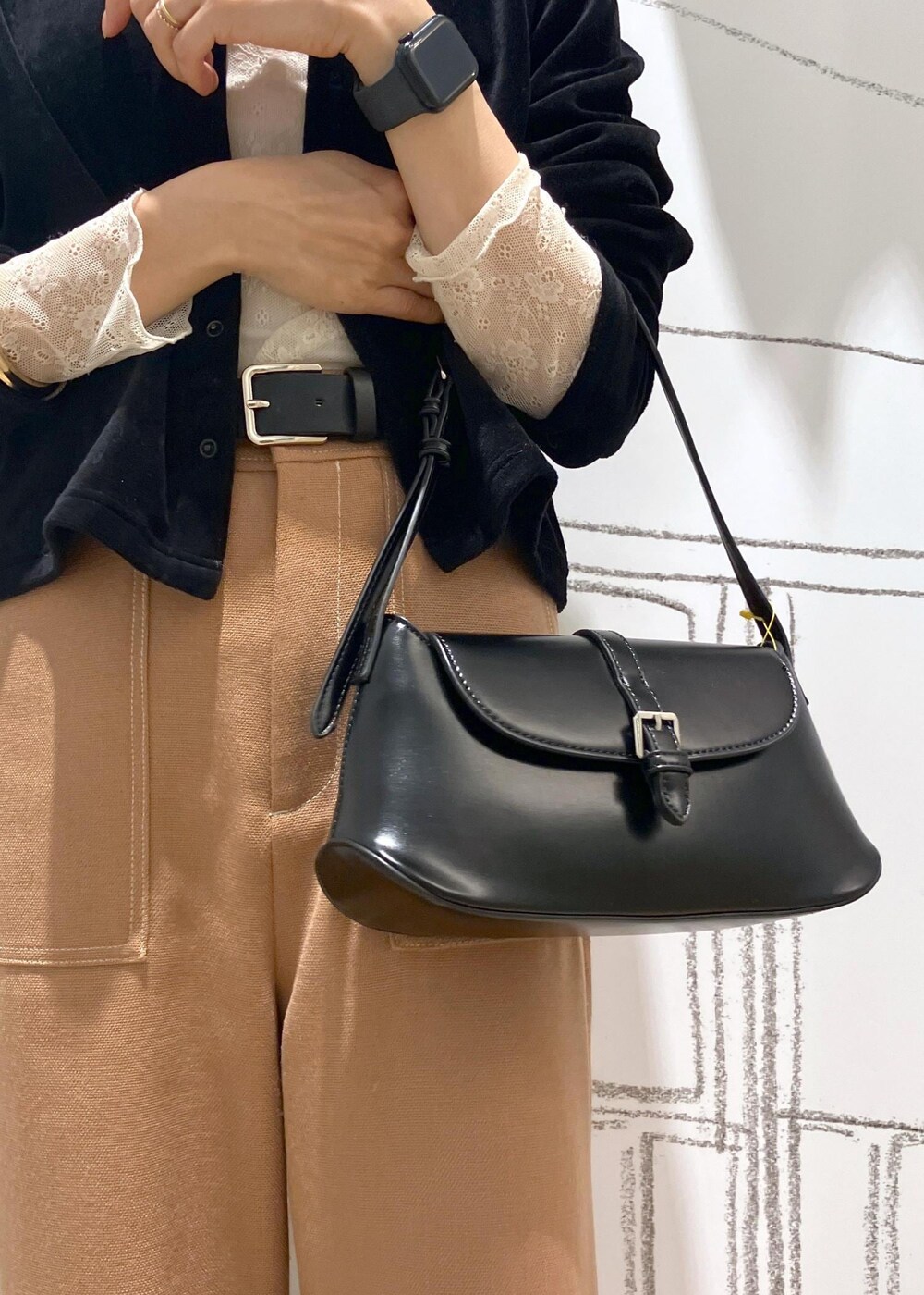 ホワイト系のTシャツ/カットソー、ブラック系のカーディガン/ボレロ、イエロー系のその他パンツを着用したレディースの秋コーディネートの6枚目の写真