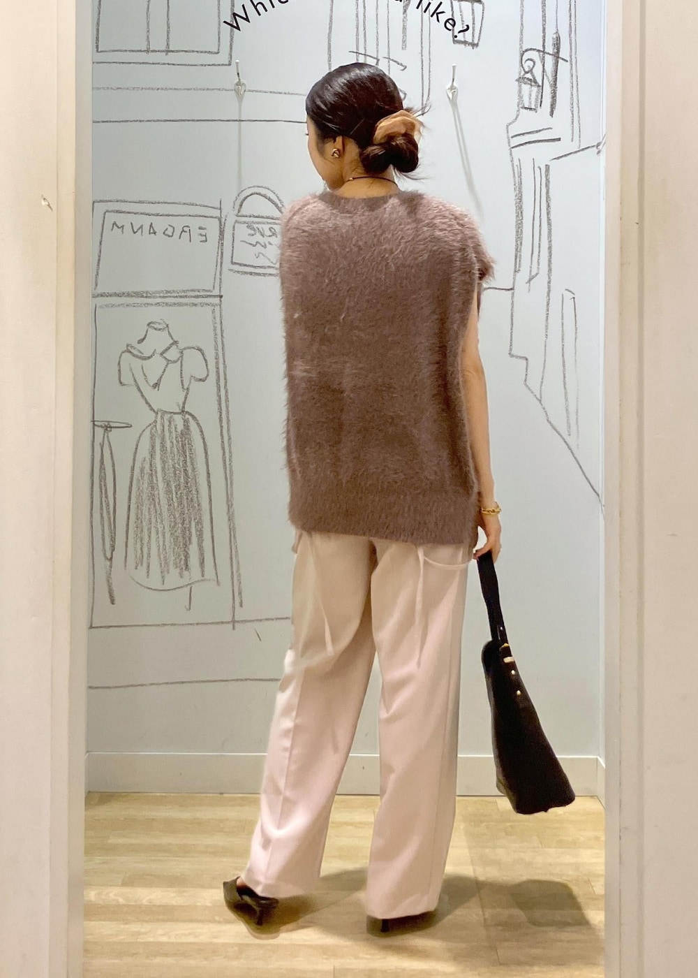 ベージュ系のその他パンツ、ブラック系のショルダーバッグ、ホワイト系のタンクトップを着用したレディースの夏コーディネートの5枚目の写真