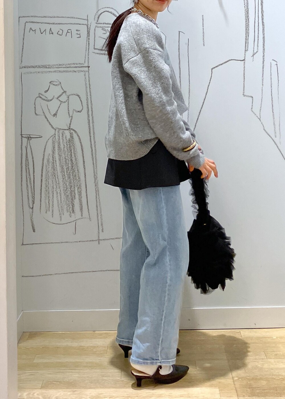 ブルー系のデニムパンツ、ブラック系のパンプス、グレー系のその他パンツを着用したレディースの冬コーディネートの3枚目の写真