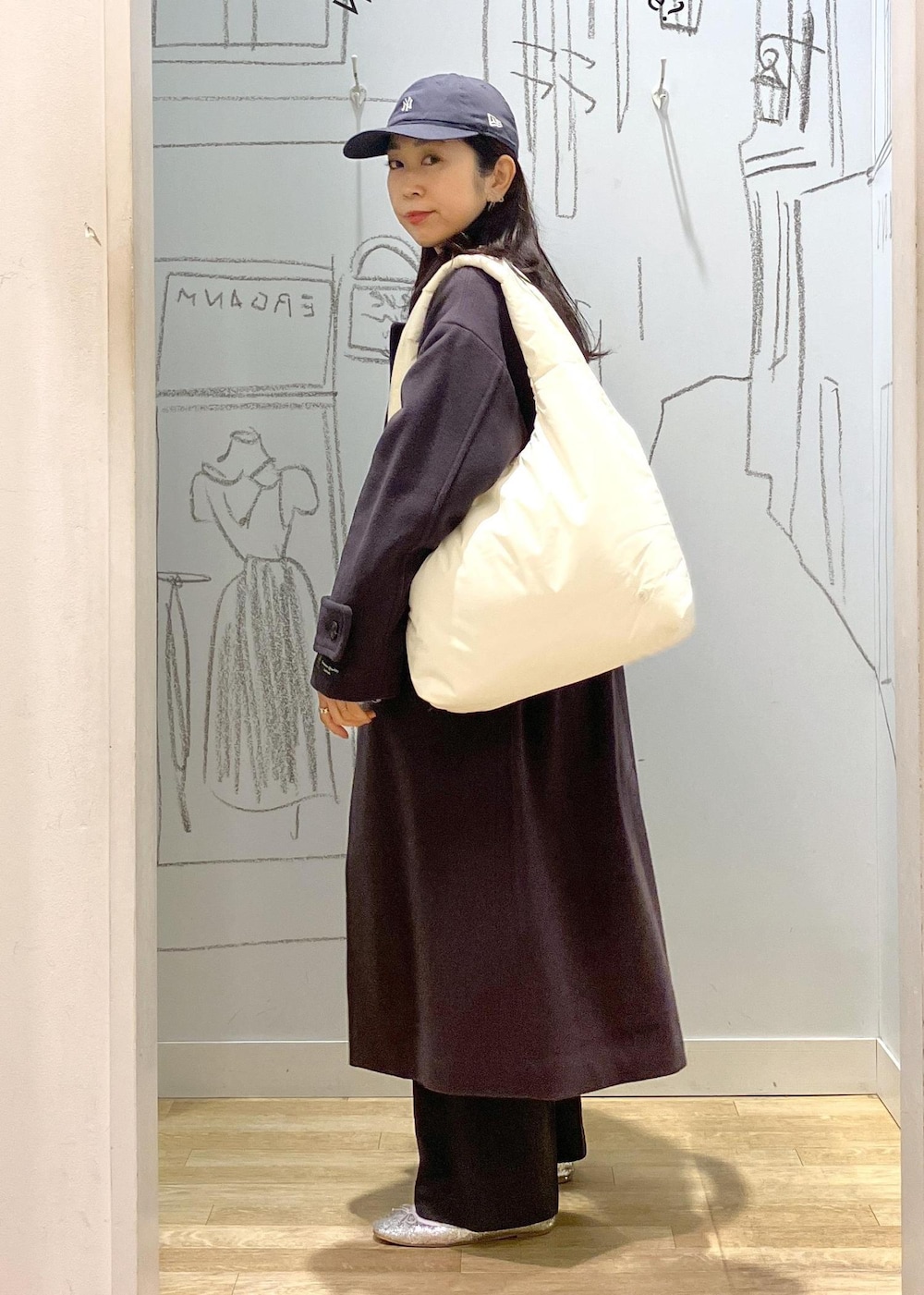 ブルー系のシャツ/ブラウス、グレー系のその他パンツ、グレー系のその他アウターを着用したレディースの冬コーディネートの5枚目の写真