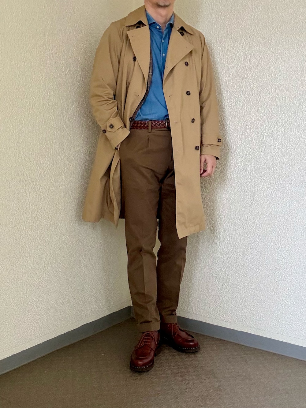 ブラウン系のドレスシューズ、ブラウン系のチノパンツ、ブラウン系のテーラードジャケットを着用したメンズの春コーディネートの2枚目の写真