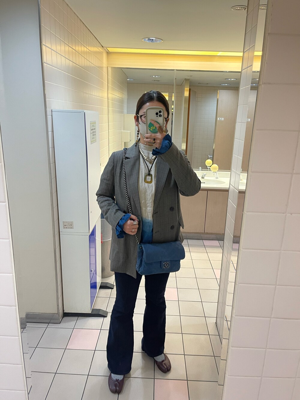 ブルー系のショルダーバッグ、ブルー系のパンツ、ブラウン系のバレエシューズを着用したレディースの秋コーディネートの2枚目の写真