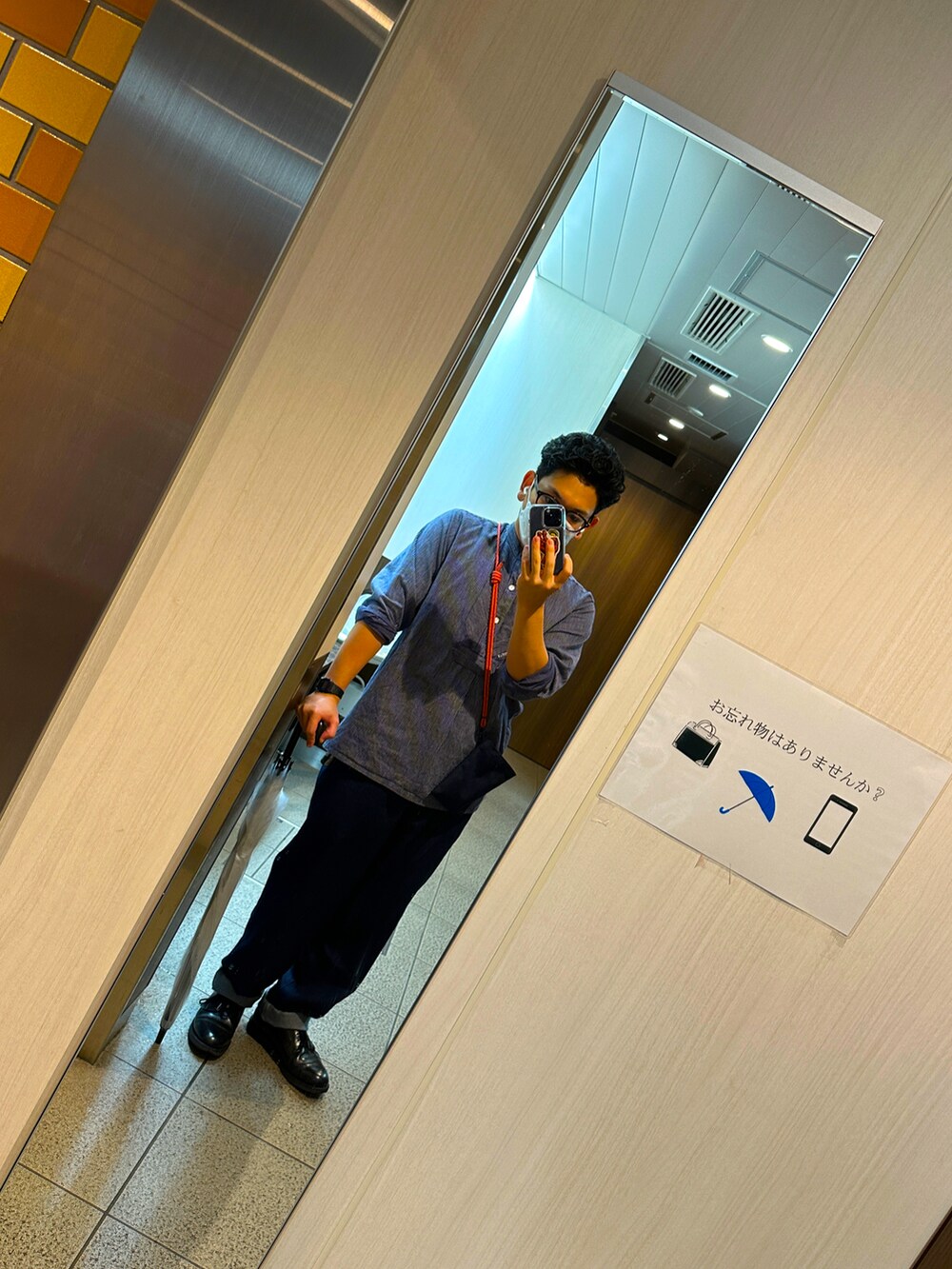 ブルー系のデニムパンツ、ブラック系のドレスシューズ、ブルー系のシャツ/ブラウスを着用したメンズの秋コーディネートの2枚目の写真