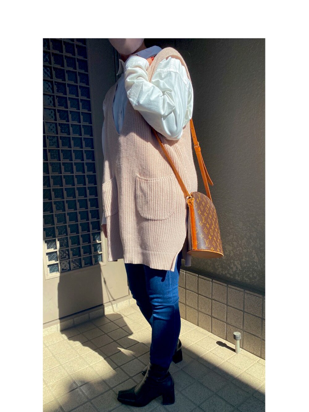 ブラック系のブーツ、ピンク系のベスト、ホワイト系のシャツ/ブラウスを着用したレディースの冬コーディネートの2枚目の写真