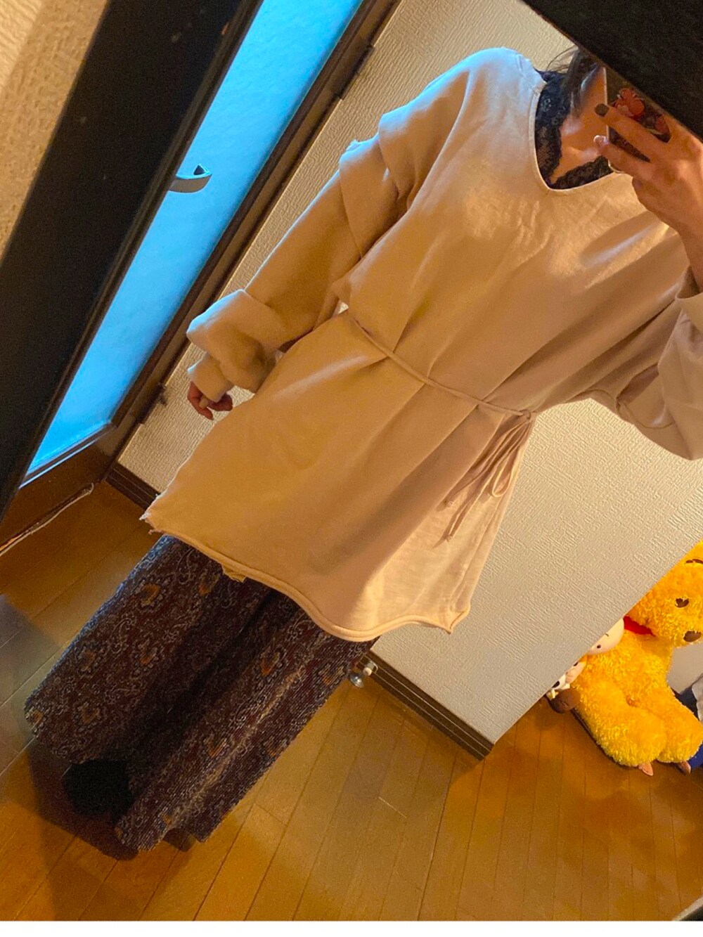 ベージュ系のトップス、ブラウン系のパンツを着用したレディースの春コーディネートの2枚目の写真