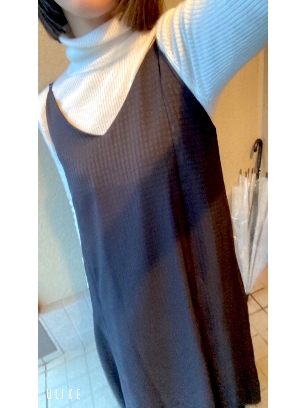 ブラック系のオールインワン・サロペット、ホワイト系のトップス、ブラック系のブーツを着用したレディースの春コーディネートの2枚目の写真