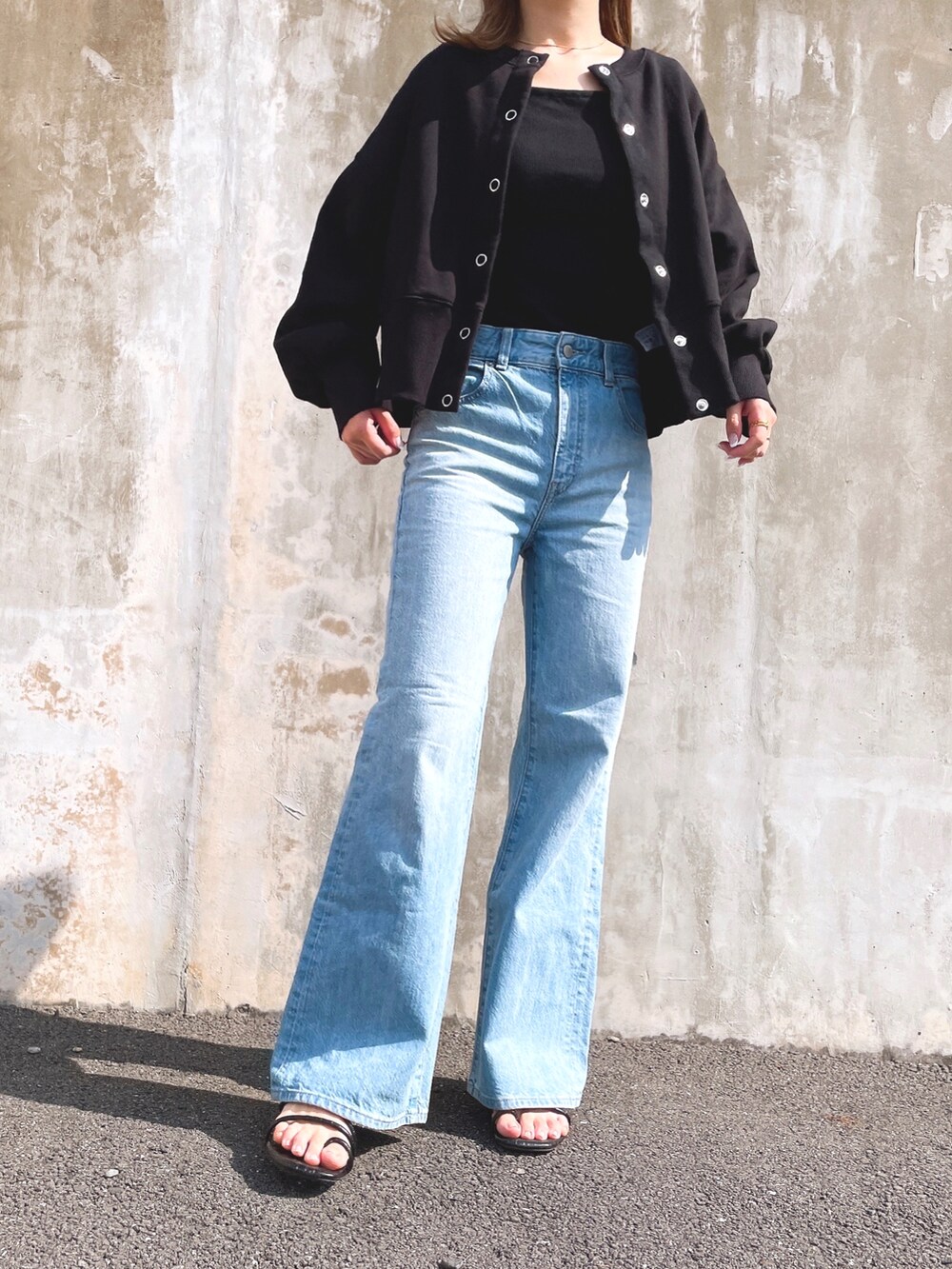 ブラック系のTシャツ/カットソー、ブラック系のタンクトップ、ブルー系のデニムパンツを着用したレディースの春コーディネートの2枚目の写真