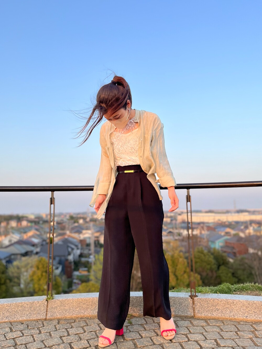 ブラック系のスラックス、レッド系のサンダル、ホワイト系のシャツ/ブラウスを着用したレディースの春コーディネートの2枚目の写真