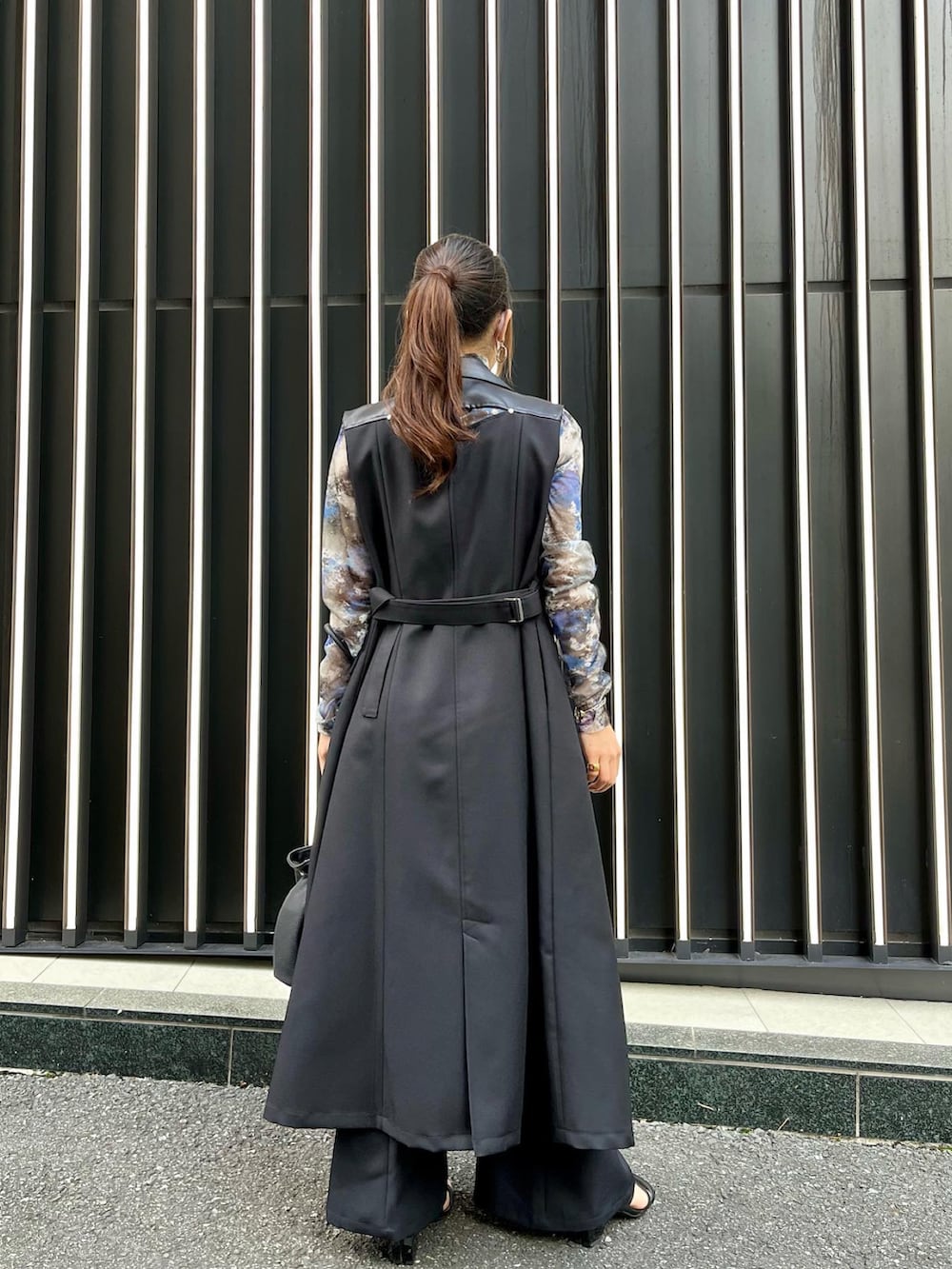 「大人カジュアル、秋服、休日コーデ、秋服準備はじめました、低身長コーデ、モード、休日スタイル、秋コーデ、今日のコーデ、柄シャツ、ハイウエスト、厚底シューズ、ハンドバッグ、フレアパンツ、UNITED TOKYO」｜「UNITED TOKYOのパラレルベストワンピース（ワンピース、ブラック系）」を使った、haruhugさん（レディース・154cm）の秋コーディネートの4枚目の写真