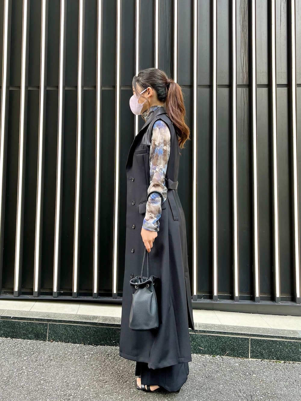 「大人カジュアル、秋服、休日コーデ、秋服準備はじめました、低身長コーデ、モード、休日スタイル、秋コーデ、今日のコーデ、柄シャツ、ハイウエスト、厚底シューズ、ハンドバッグ、フレアパンツ、UNITED TOKYO」｜「UNITED TOKYOのパラレルベストワンピース（ワンピース、ブラック系）」を使った、haruhugさん（レディース・154cm）の秋コーディネートの3枚目の写真