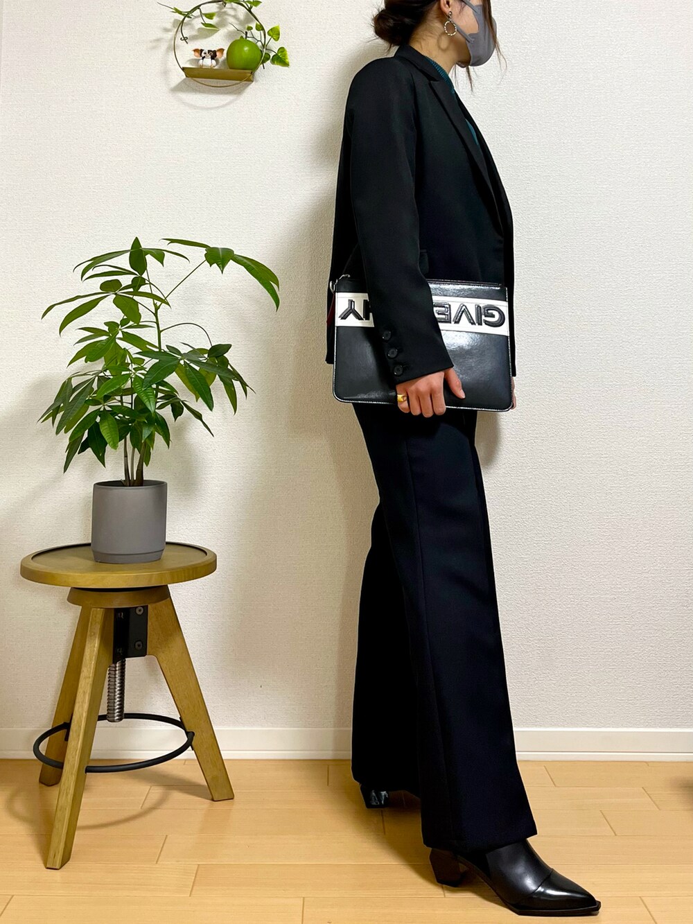 ブラック系のその他パンツ、ブラック系のブーツ、ブラック系のテーラードジャケットを着用したレディースの冬コーディネートの2枚目の写真