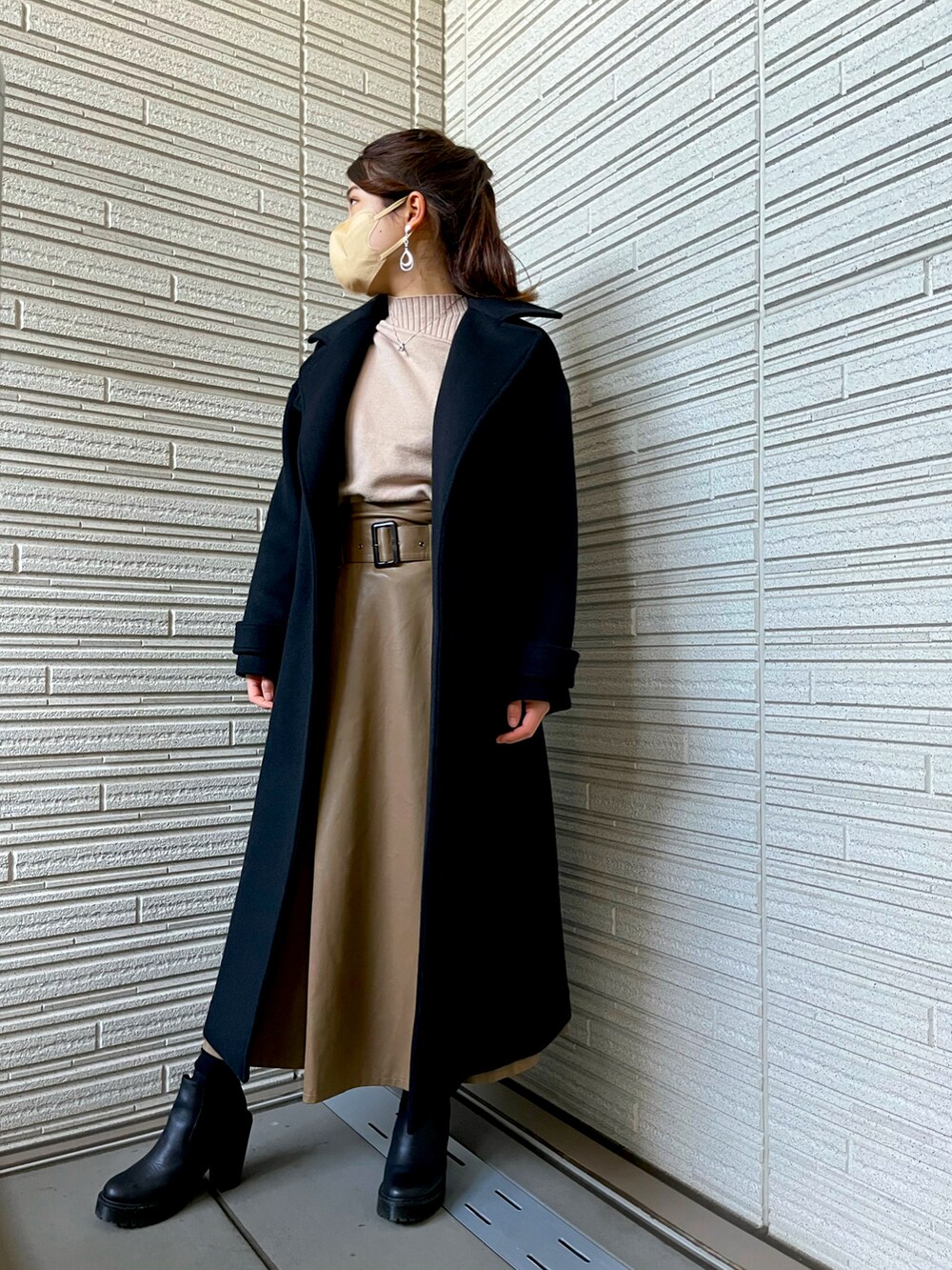 「私の推しブランド、休日コーデ、UNITED TOKYO、おしゃれさんと繋がりたい、キレイめコーデ、ベージュ、低身長、ロングスカート、ミニバッグ、ベージュコーデ、冬コーデ、ロングコート、Dr.Martens、GIVENCHY、ショートブーツ」|「UNITED TOKYOのビッグカラー2wayスタンドコート(チェスターコート、ブラック系)」を使った、haruhugさん(レディース・154cm)の冬コーディネートの2枚目の写真