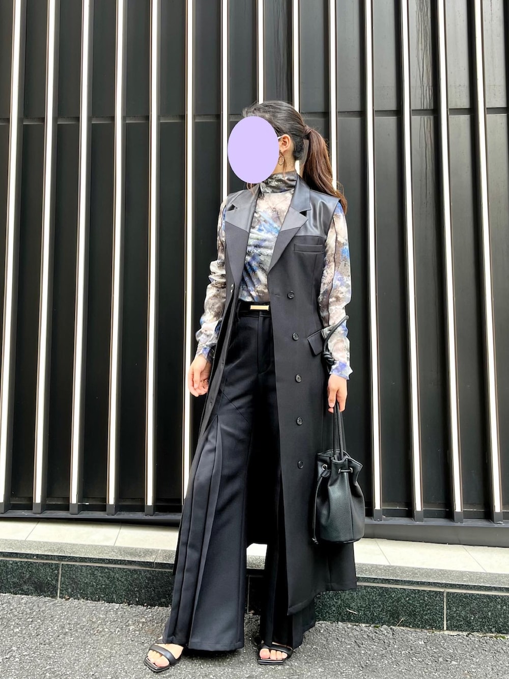 「大人カジュアル、秋服、休日コーデ、秋服準備はじめました、低身長コーデ、モード、休日スタイル、秋コーデ、今日のコーデ、柄シャツ、ハイウエスト、厚底シューズ、ハンドバッグ、フレアパンツ、UNITED TOKYO」｜「UNITED TOKYOのパラレルベストワンピース（ワンピース、ブラック系）」を使った、haruhugさん（レディース・154cm）の秋コーディネートの2枚目の写真