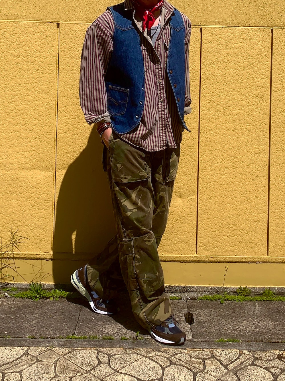 ブラウン系のシャツ/ブラウス、グリーン系のカーゴパンツ、ブラウン系のスニーカーを着用したメンズの春コーディネートの3枚目の写真