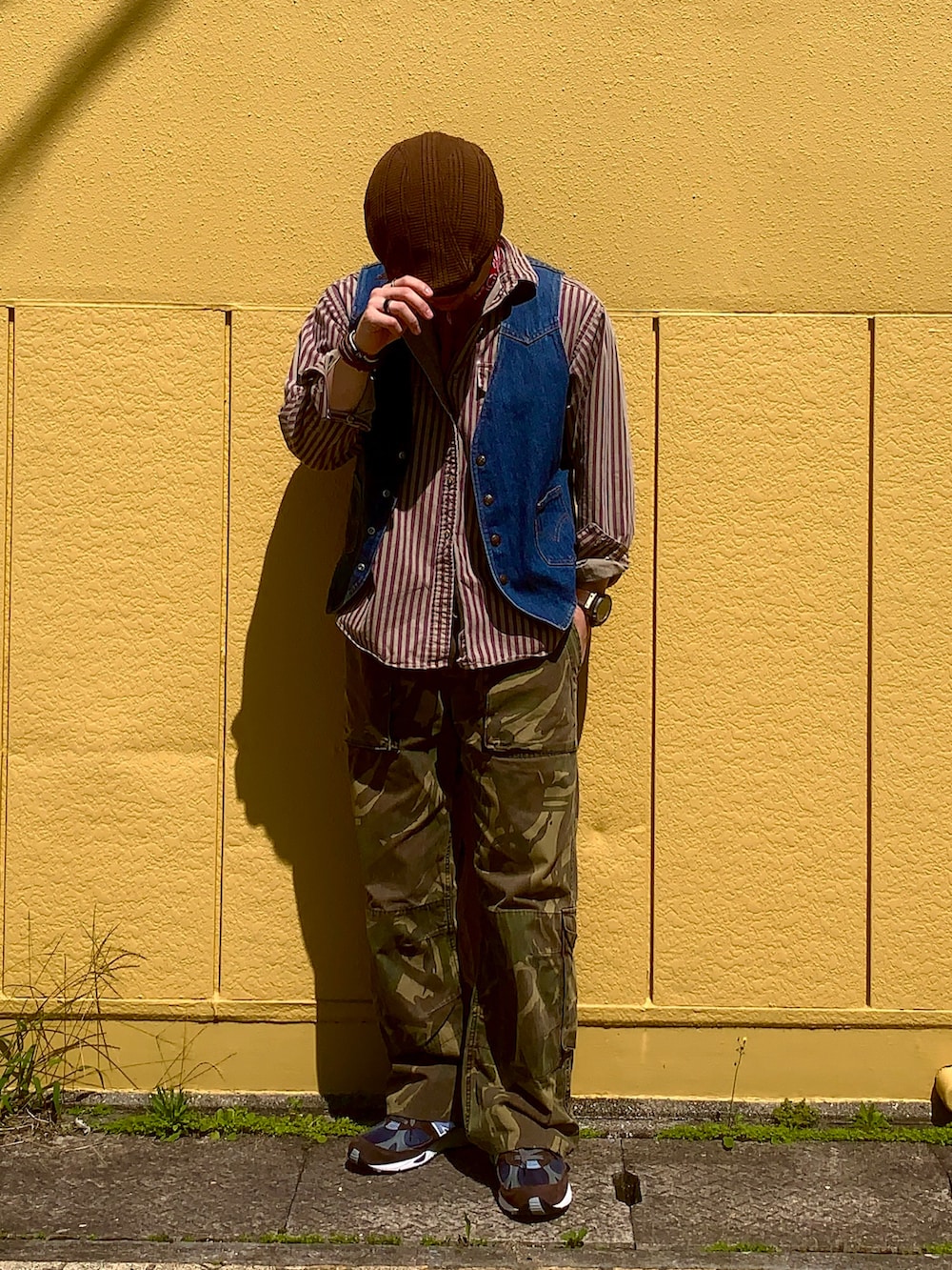 ブラウン系のシャツ/ブラウス、グリーン系のカーゴパンツ、ブラウン系のスニーカーを着用したメンズの春コーディネートの5枚目の写真