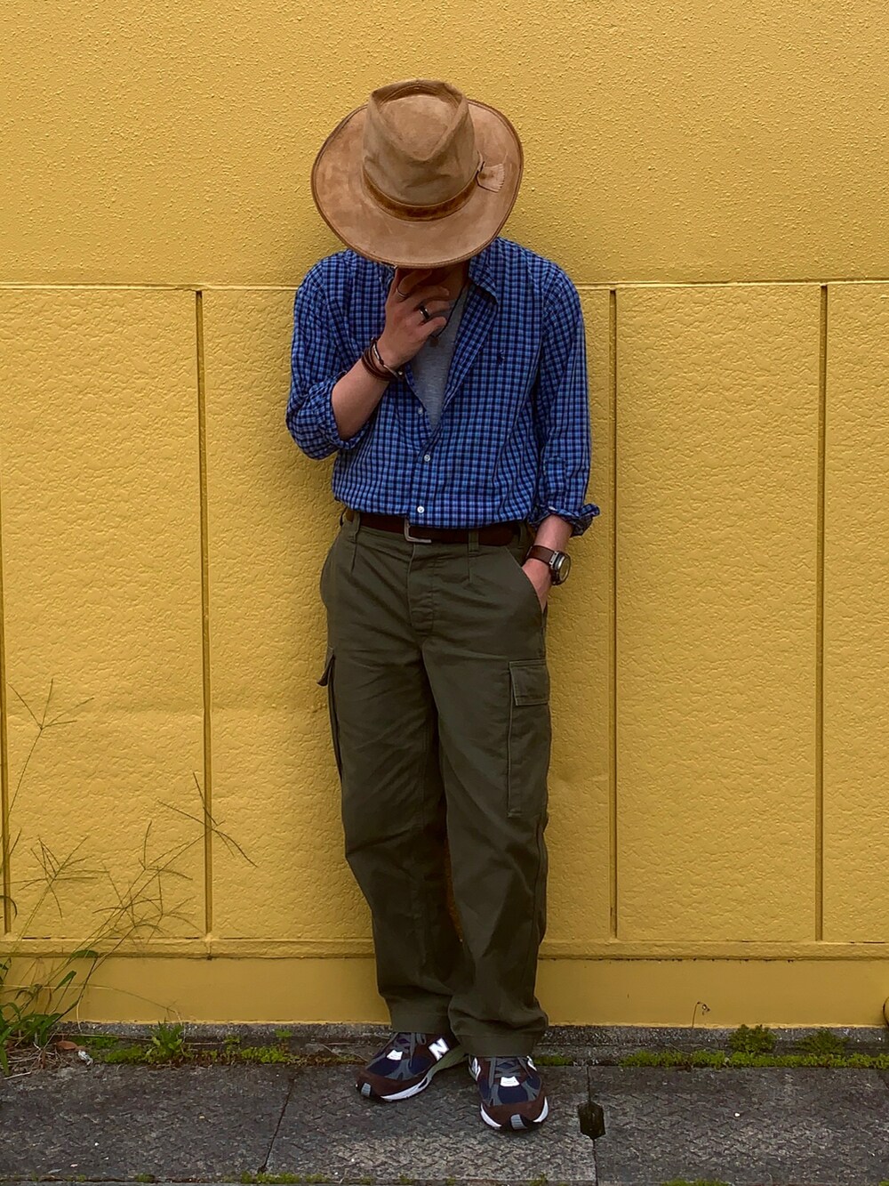 グリーン系のカーゴパンツ、レッド系のトップスを着用したメンズの春コーディネートの2枚目の写真