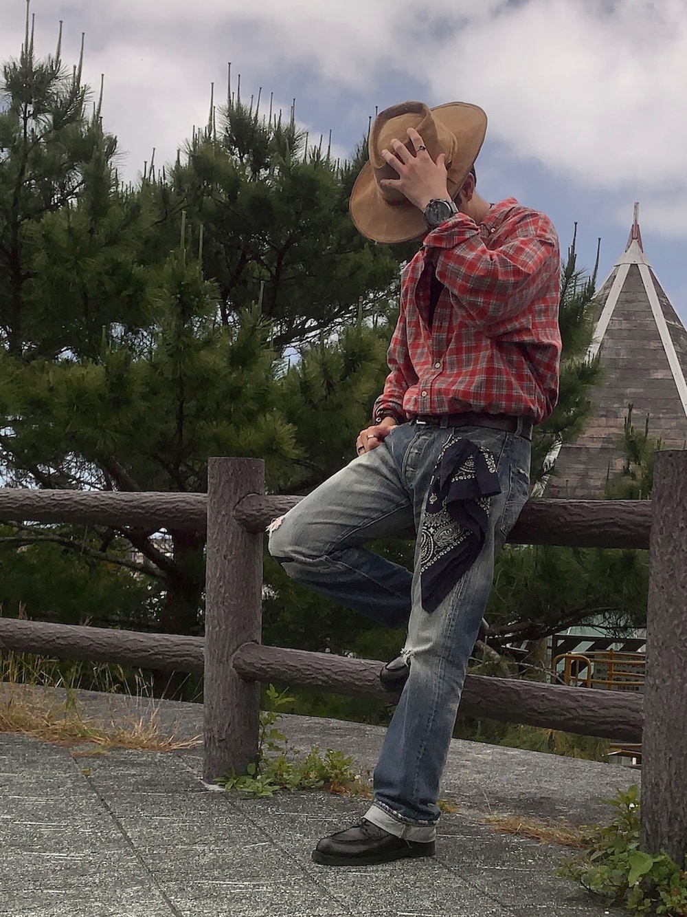 ブルー系のデニムパンツを着用したメンズの春コーディネートの2枚目の写真