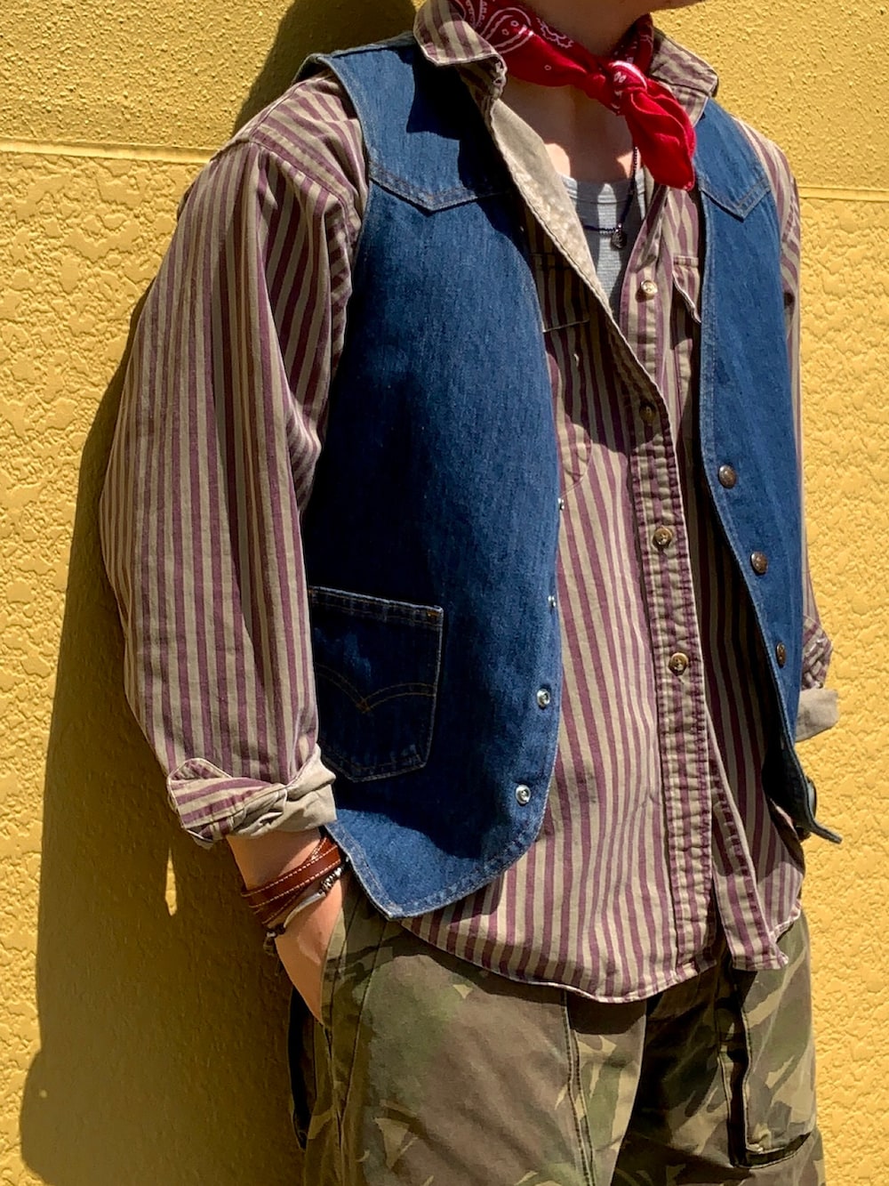 ブラウン系のシャツ/ブラウス、グリーン系のカーゴパンツ、ブラウン系のスニーカーを着用したメンズの春コーディネートの4枚目の写真