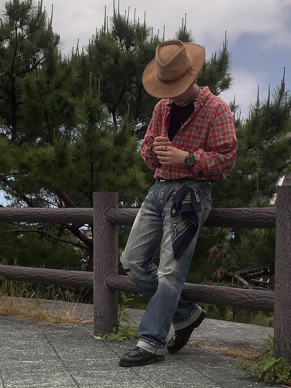 ブルー系のデニムパンツを着用したメンズの春コーディネートの3枚目の写真