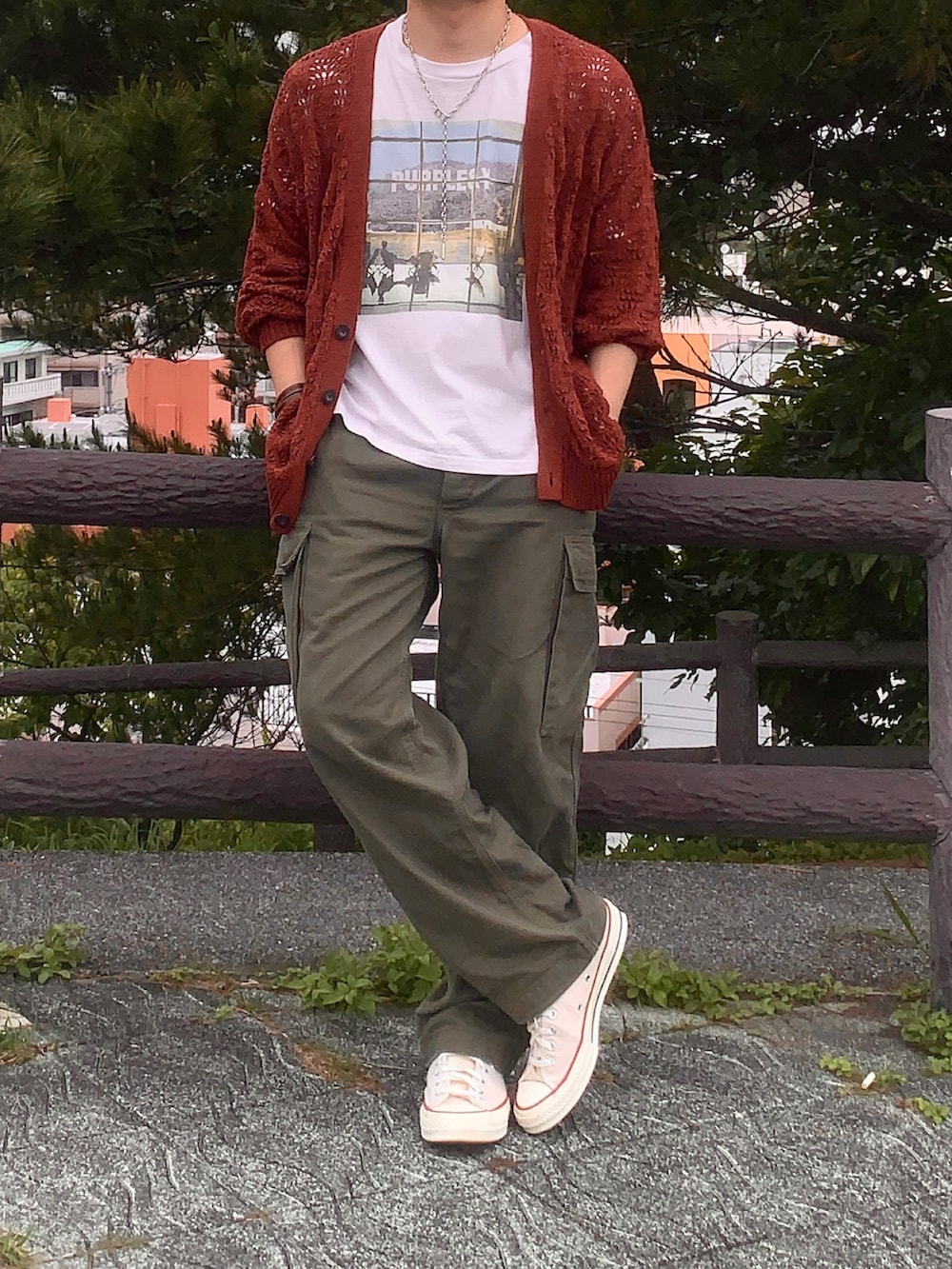 レッド系のカーディガン/ボレロ、ホワイト系のTシャツ/カットソー、グリーン系のカーゴパンツを着用したメンズの春コーディネートの2枚目の写真