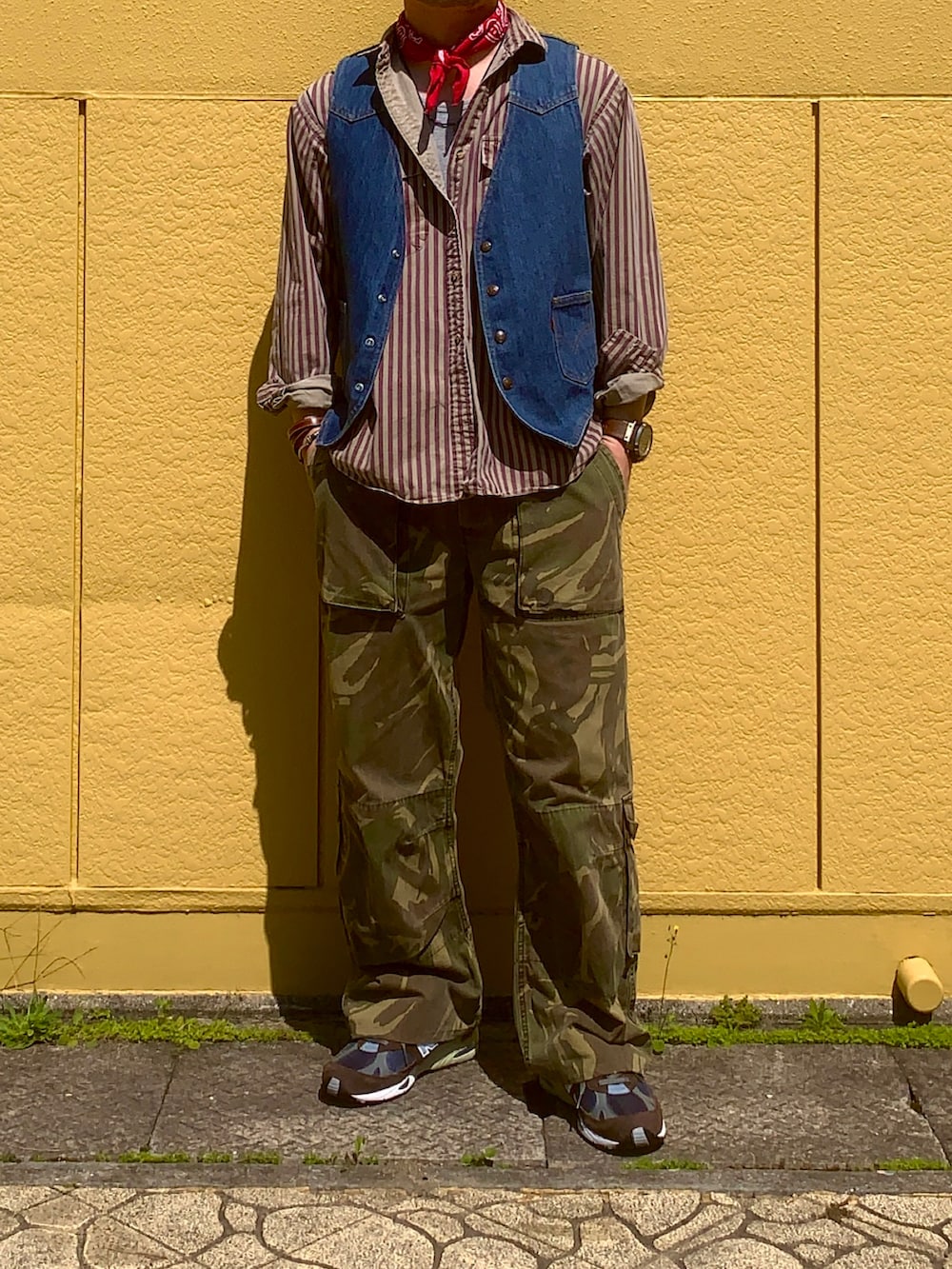 ブラウン系のシャツ/ブラウス、グリーン系のカーゴパンツ、ブラウン系のスニーカーを着用したメンズの春コーディネートの2枚目の写真