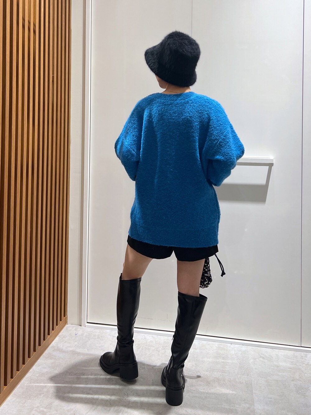ブルー系のカーディガン/ボレロ、ブラック系のその他パンツ、ブラック系のハンドバッグを着用したレディースの秋コーディネートの2枚目の写真