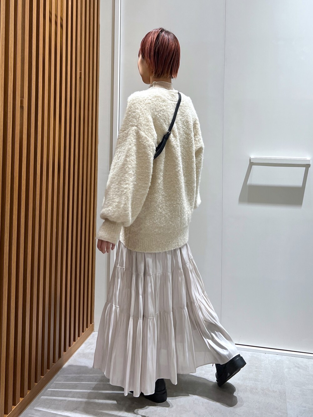 ホワイト系のTシャツ/カットソー、ホワイト系のカーディガン/ボレロ、ブラック系のショルダーバッグを着用したレディースの秋コーディネートの2枚目の写真