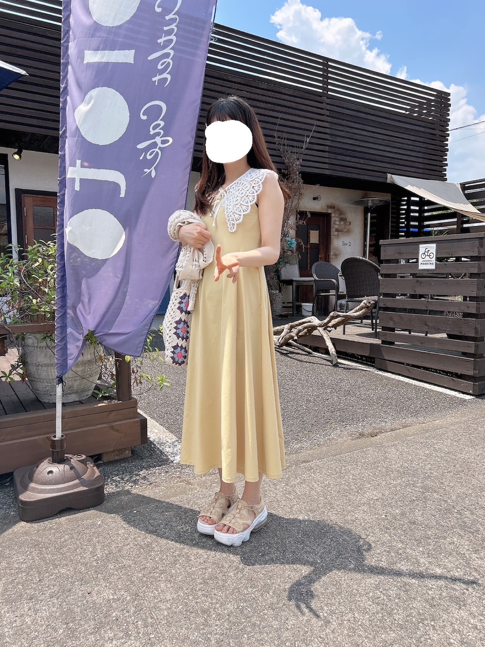 イエロー系のワンピース/ドレス、ベージュ系のサンダル、ホワイト系のトートバッグを着用したレディースの夏コーディネートの2枚目の写真