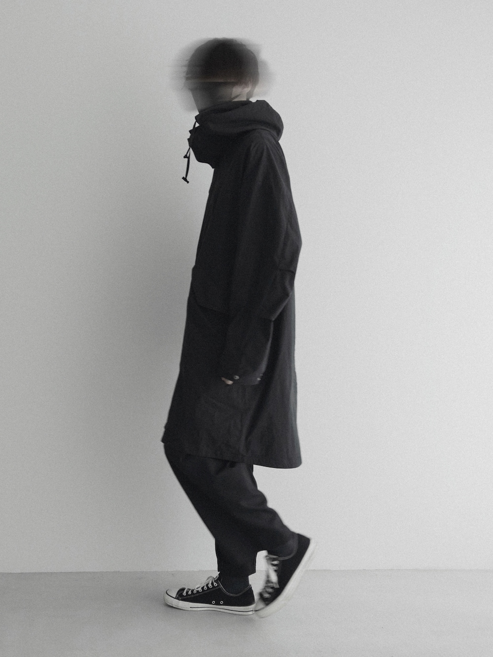 ブルー系のカーディガン/ボレロ、ブラック系のその他アウター、ブラック系のその他パンツを着用したメンズの冬コーディネートの2枚目の写真