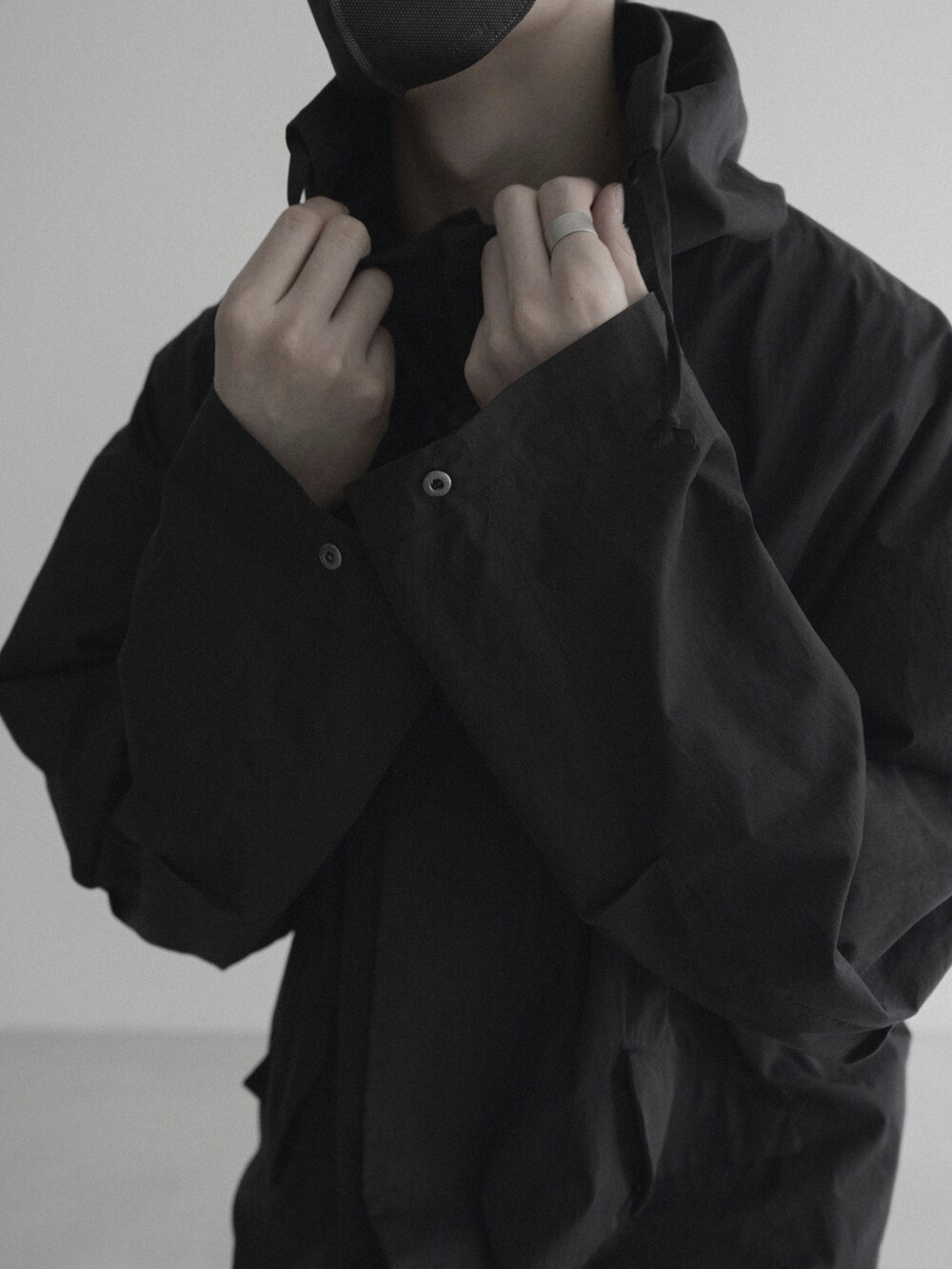 ブルー系のカーディガン/ボレロ、ブラック系のその他アウター、ブラック系のその他パンツを着用したメンズの冬コーディネートの4枚目の写真