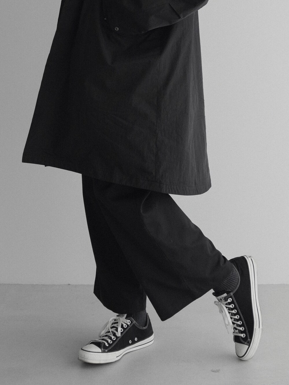 ブルー系のカーディガン/ボレロ、ブラック系のその他アウター、ブラック系のその他パンツを着用したメンズの冬コーディネートの3枚目の写真