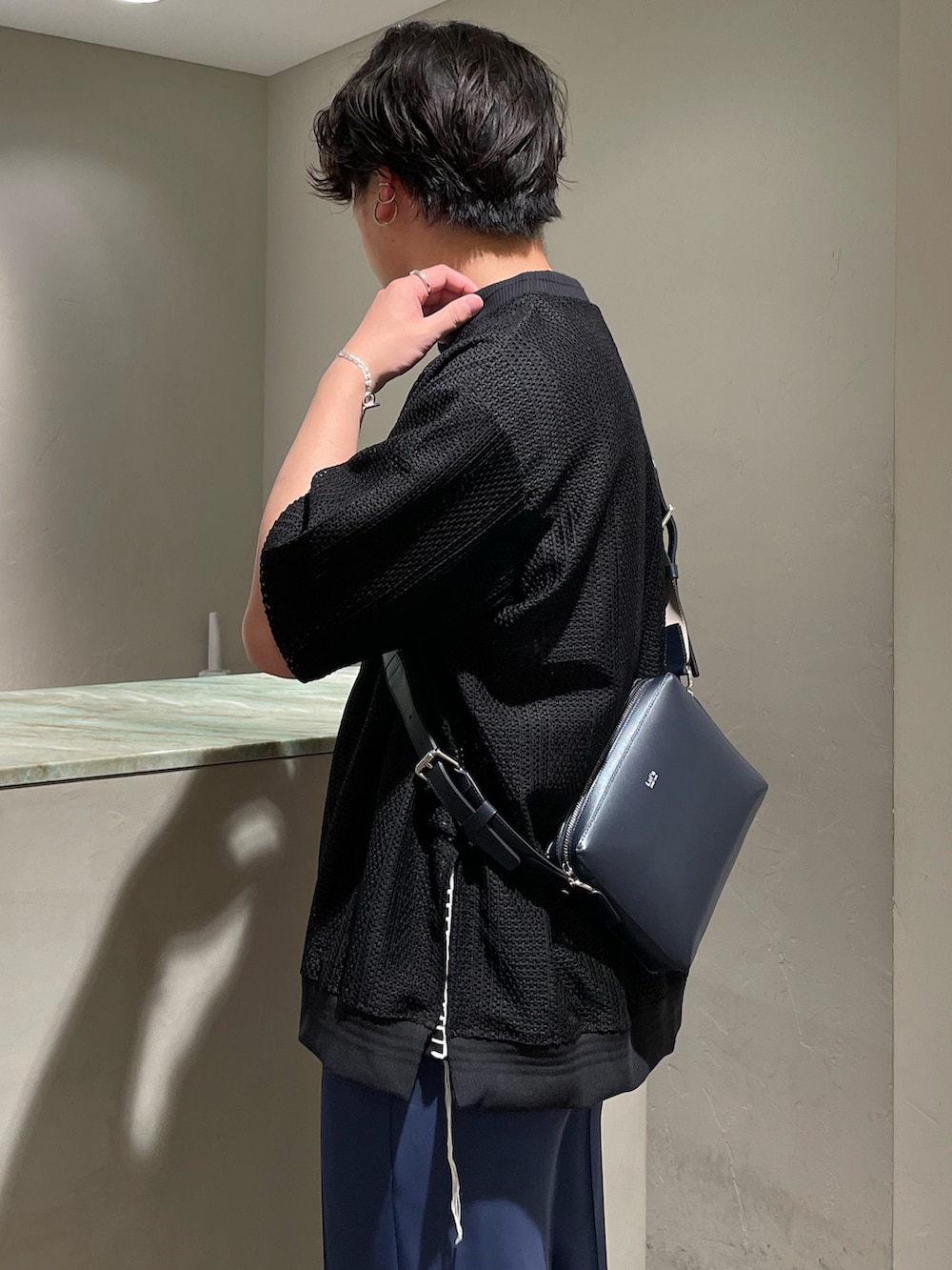 「初夏コーデ、WEARyouthコーデ、レース、ステッチ、ショルダーバッグ、サコッシュ、ワイドパンツ、モード、カラーパンツ、休日スタイル、韓国ファッション、シンプルコーデ、レイヤードスタイル、フレアパンツ、ミニバッグ」｜「SONSHINBALのアイテム（ブーツ、ブラック系）」を使った、shunya kogaさん（メンズ・182cm）の春コーディネートの4枚目の写真