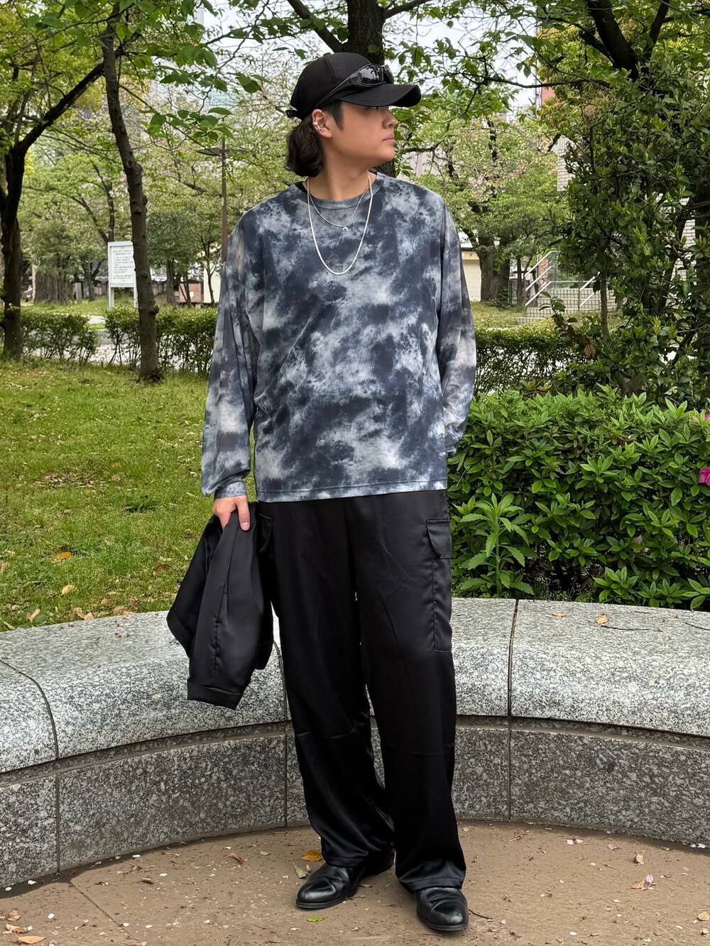 ブラック系のカーゴパンツ、ブラック系のTシャツ/カットソー、ブラック系のテーラードジャケットを着用したメンズの春コーディネートの5枚目の写真
