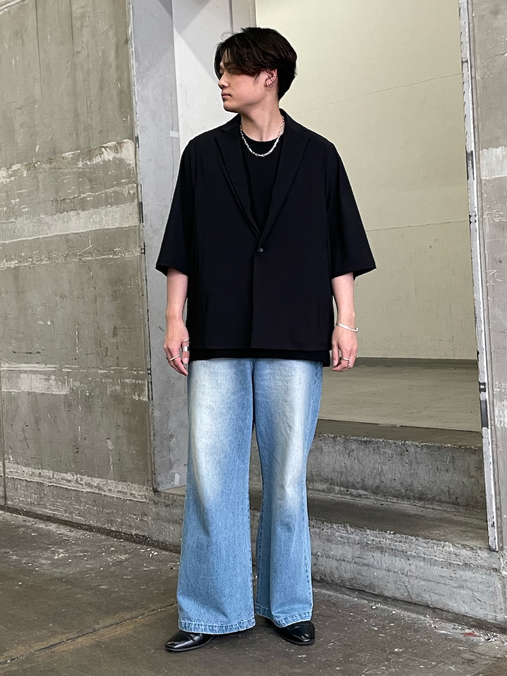 「ジャケット、半袖ジャケット、ノースリーブ、デニム、ワイドデニム、シルバーアクセサリー、お出かけコーデ日記、シンプルコーデ、ビッグシルエット、休日スタイル、きれいめカジュアル、春夏コーデ、初夏コーデ、大人カジュアル、ゆるコーデ」｜「Lui'sのエレファントジーンズ（デニムパンツ、ブルー系）」を使った、shunya kogaさん（メンズ・182cm）の春コーディネートの3枚目の写真