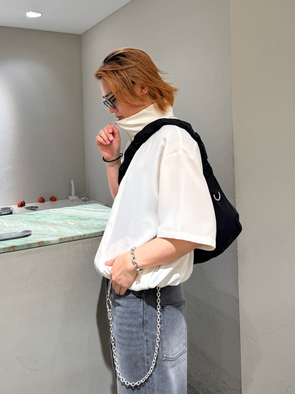 ブラック系のデニムパンツ、ブラック系のショルダーバッグ、グレー系のシャツ/ブラウスを着用したメンズの夏コーディネートの5枚目の写真