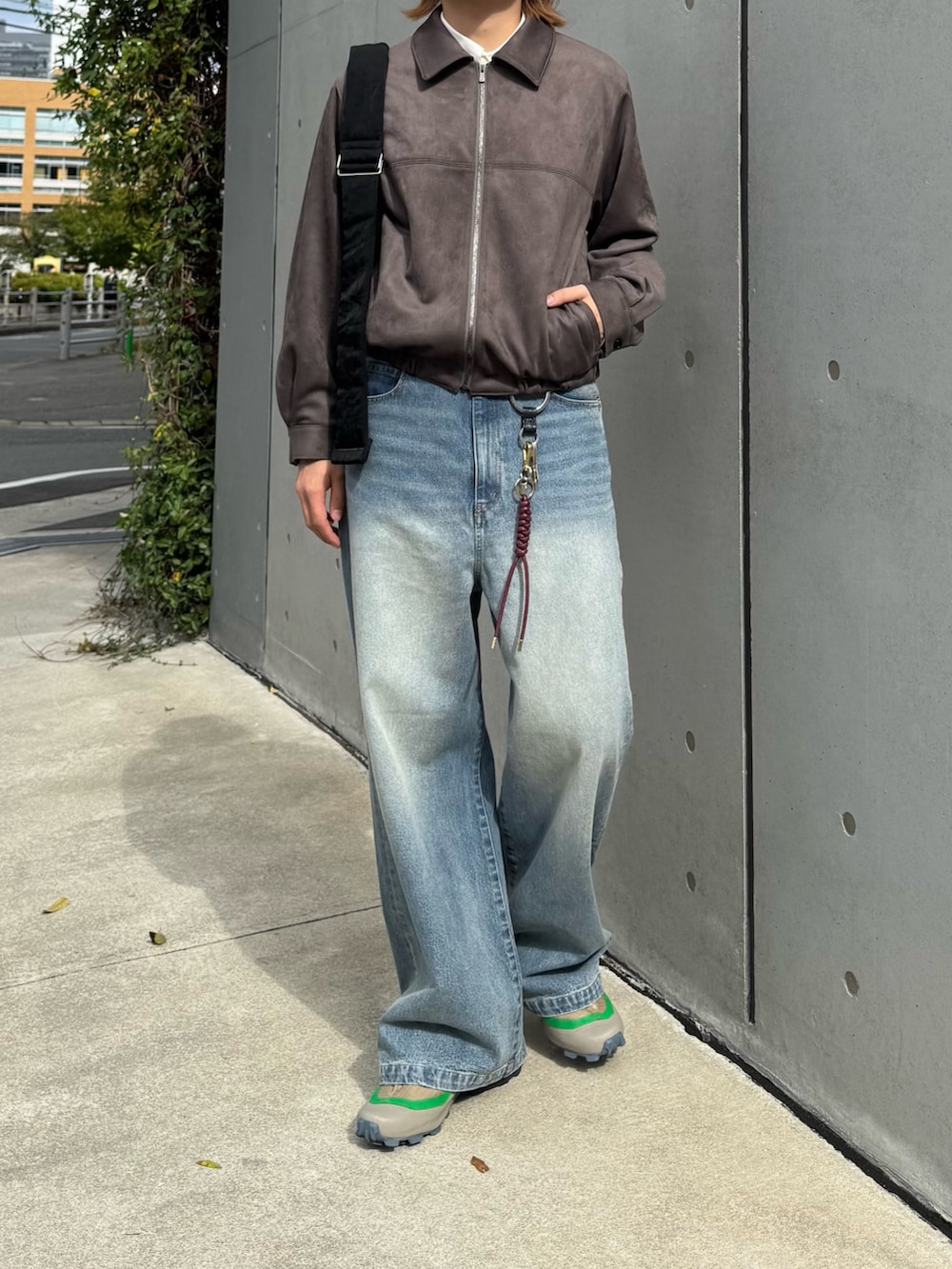 ブルー系のデニムパンツ、グレー系のブルゾン、ホワイト系のシャツ/ブラウスを着用したメンズの秋コーディネートの4枚目の写真