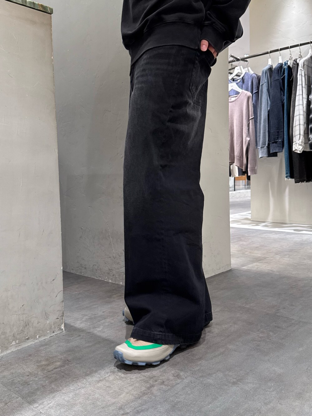 ブラック系のデニムパンツ、ブラック系のスウェット、ブラック系のショルダーバッグを着用したメンズの秋コーディネートの6枚目の写真