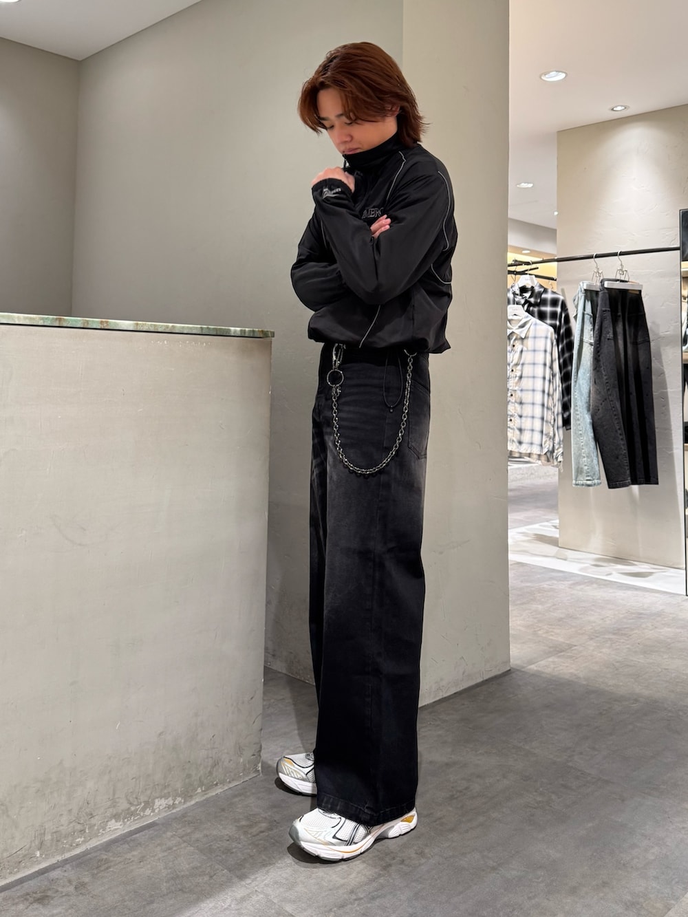 「春めき満開コーデ、春色、韓国ファッション、休日スタイル、デートコーデ、スニーカー、お出かけコーデ、大人カジュアル、スポーツミックス、トラックジャケット、デニム、ブラックデニム、今日のコーデ、きれいめカジュアル、春コーデ」｜「Lui'sのエレファントジーンズ（デニムパンツ、ブラック系）」を使った、shunya kogaさん（骨格ストレート・メンズ・182cm）の春コーディネートの3枚目の写真