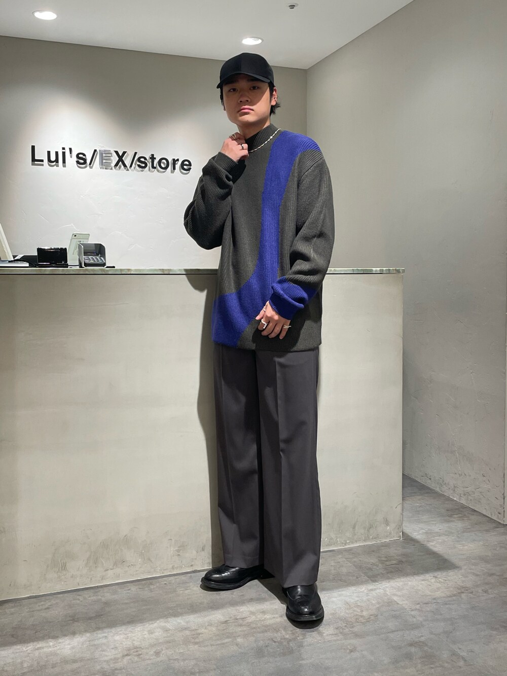 「MA-1、モックネックニット、モックネック、ワイドパンツ、キャップ、シンプルコーデ、ニット、きれいめカジュアル、ビッグシルエット、ブルゾン、柄ニット、グレー、グレーコーデ、高身長コーデ、秋コーデ」｜「Tricker'sのTricker's / サイドゴアブーツ / HENRY / TRIM2754A09（ブーツ、ブラック系）」を使った、shunya kogaさん（メンズ・182cm）の秋コーディネートの4枚目の写真