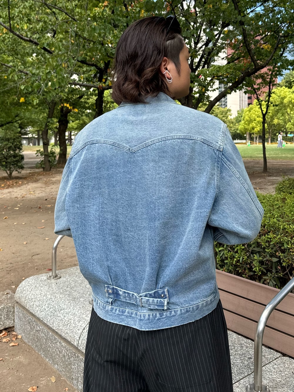 「お出かけコーデ、秋服準備はじめました、アツいコーデ全部見せ、スラックス、サングラス、デニム、デートコーデ、韓国ファッション、休日スタイル、デニムジャケット、イージーパンツ、ストライプ、ストライプパンツ、きれいめカジュアル」｜「Lui'sのストライプイージーワイドパンツ（その他パンツ、ブラック系）」を使った、shunya kogaさん（メンズ・182cm）の夏コーディネートの4枚目の写真