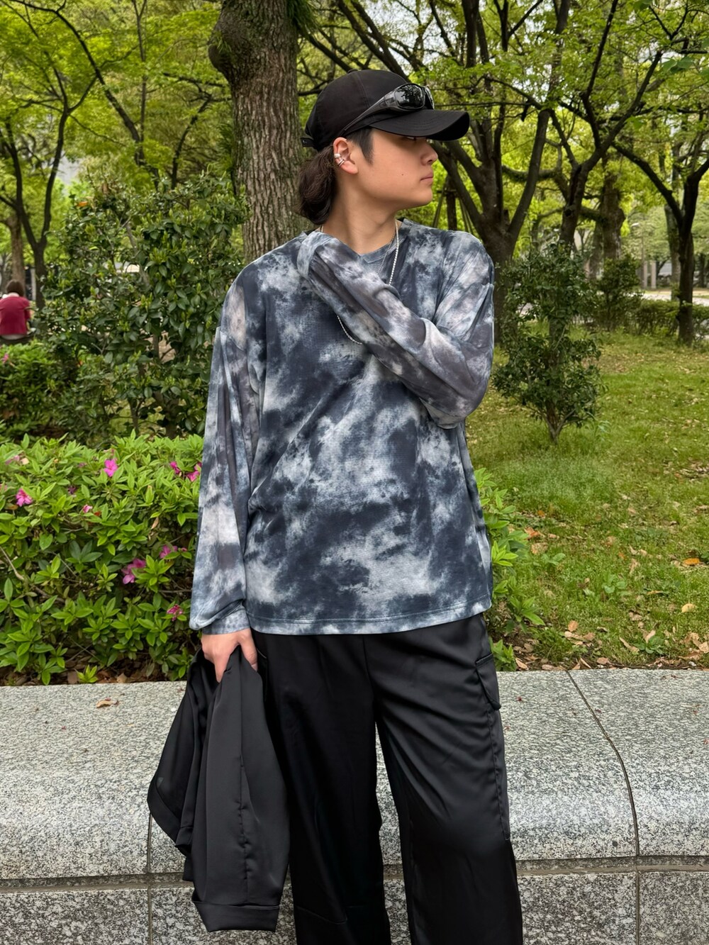 ブラック系のカーゴパンツ、ブラック系のTシャツ/カットソー、ブラック系のテーラードジャケットを着用したメンズの春コーディネートの4枚目の写真