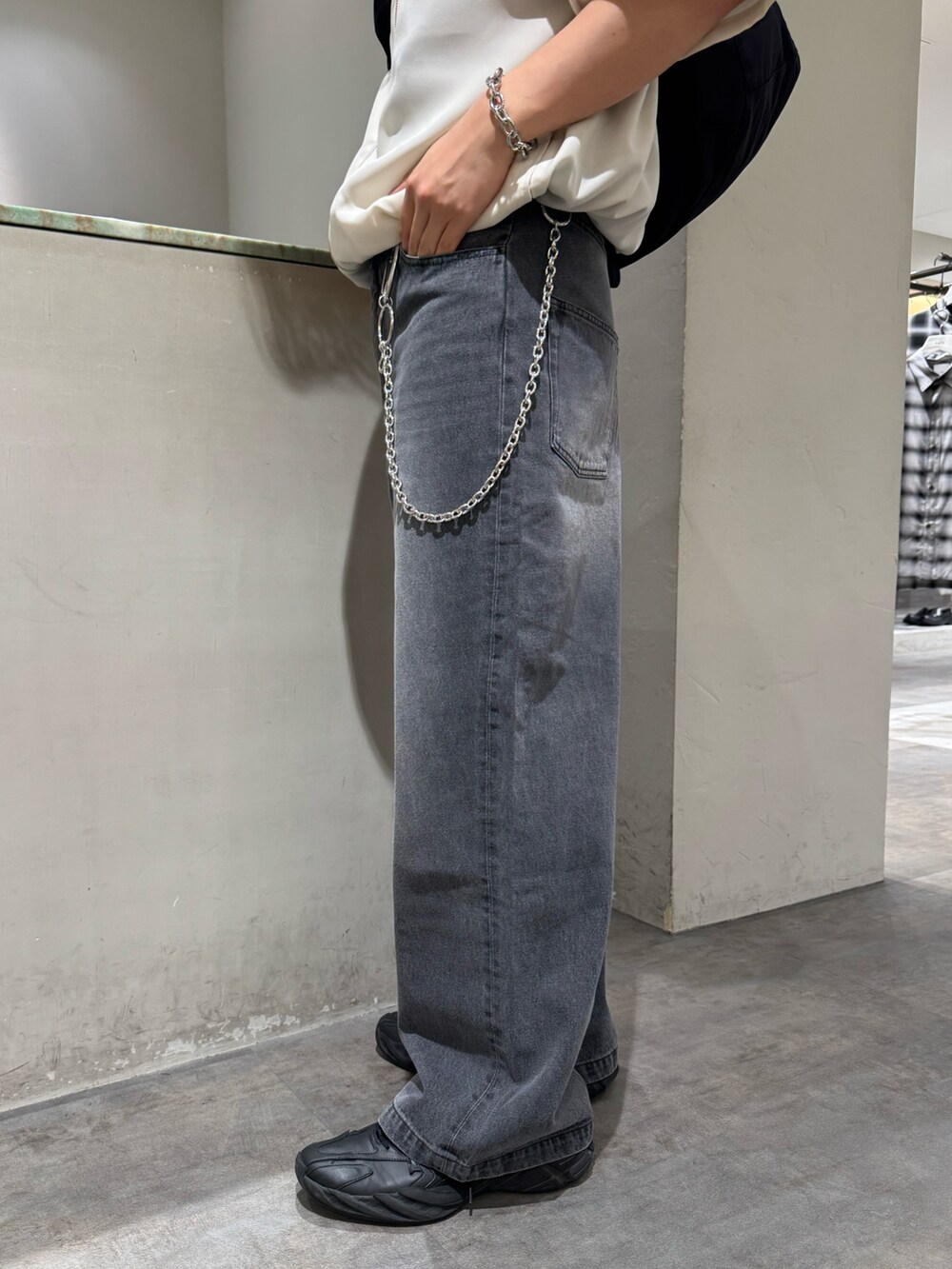 ブラック系のデニムパンツ、ブラック系のショルダーバッグ、グレー系のシャツ/ブラウスを着用したメンズの夏コーディネートの8枚目の写真
