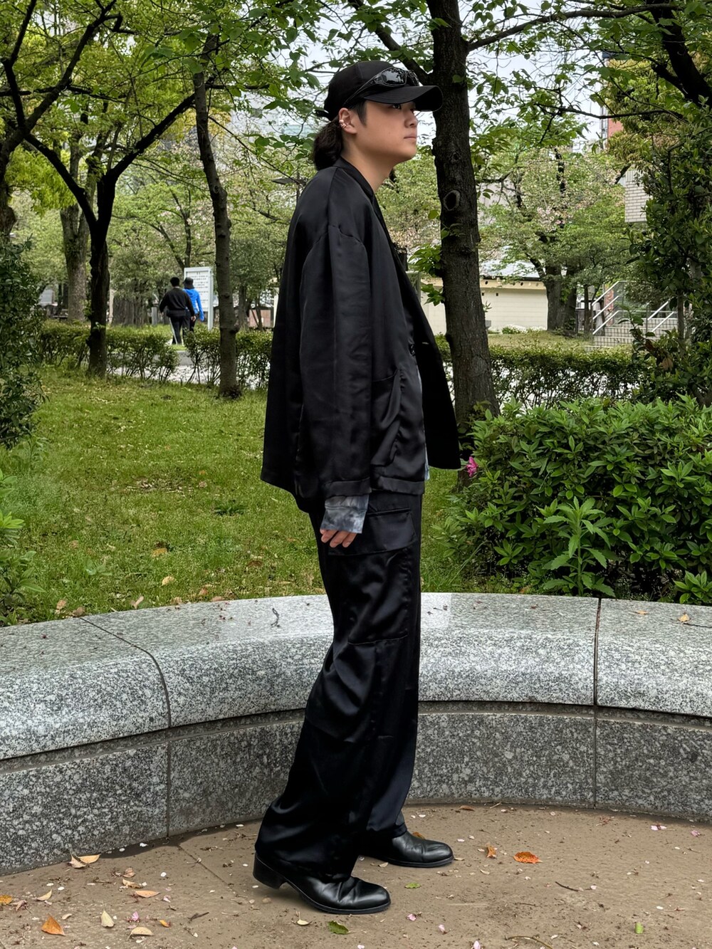 ブラック系のカーゴパンツ、ブラック系のTシャツ/カットソー、ブラック系のテーラードジャケットを着用したメンズの春コーディネートの2枚目の写真