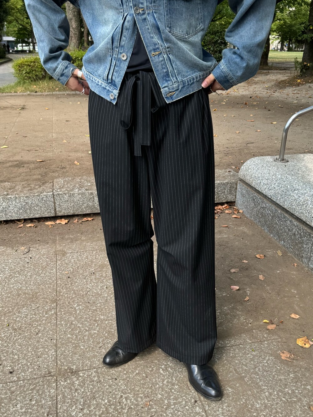 「お出かけコーデ、秋服準備はじめました、アツいコーデ全部見せ、スラックス、サングラス、デニム、デートコーデ、韓国ファッション、休日スタイル、デニムジャケット、イージーパンツ、ストライプ、ストライプパンツ、きれいめカジュアル」｜「Lui'sのストライプイージーワイドパンツ（その他パンツ、ブラック系）」を使った、shunya kogaさん（メンズ・182cm）の夏コーディネートの5枚目の写真