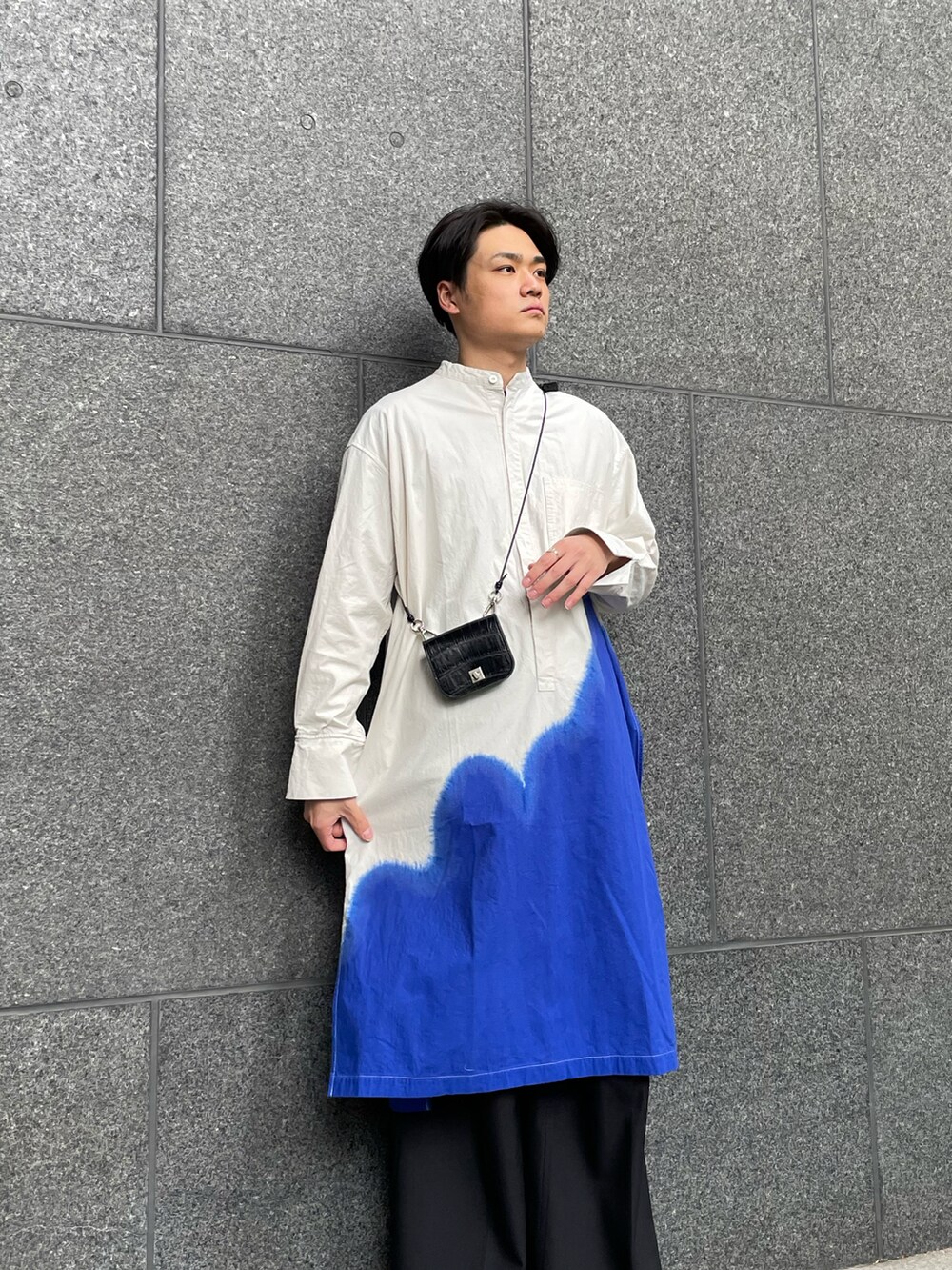 「春コーデ、ビッグシルエット、シンヤコズカ、SHINYA KOZUKA、プルオーバーシャツ、フレアパンツ、ワイドフレアパンツ、ヒールブーツ、ウォレットショルダー、ブルー x ホワイト、モード、モード系、モードカジュアル、いいね、save、フォローお願いします🤑、ブーツ」｜「SONSHINBALのアイテム（ブーツ、ブラック系）」を使った、shunya kogaさん（メンズ・181cm）の春コーディネートの3枚目の写真