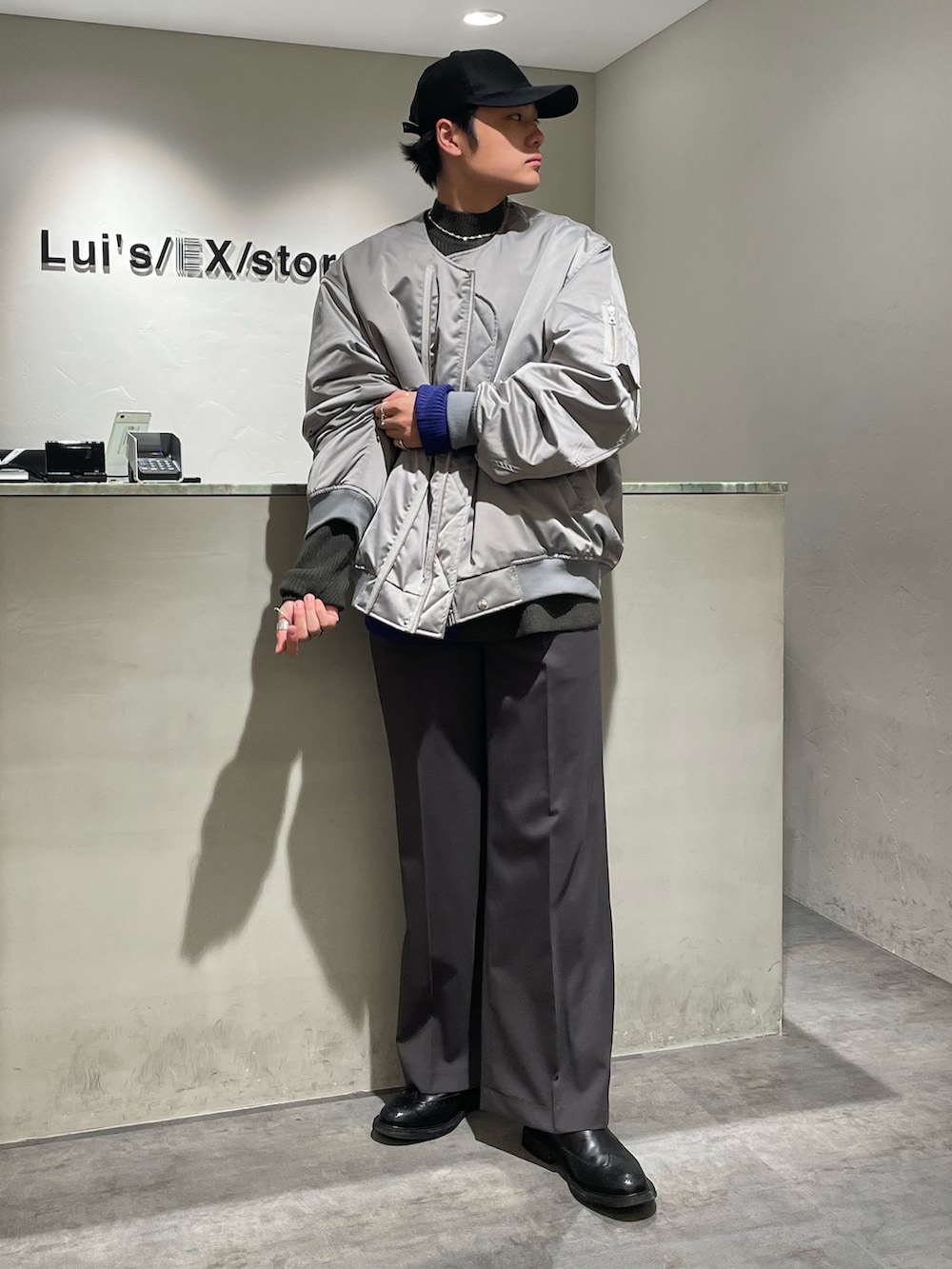 「MA-1、モックネックニット、モックネック、ワイドパンツ、キャップ、シンプルコーデ、ニット、きれいめカジュアル、ビッグシルエット、ブルゾン、柄ニット、グレー、グレーコーデ、高身長コーデ、秋コーデ」｜「Tricker'sのTricker's / サイドゴアブーツ / HENRY / TRIM2754A09（ブーツ、ブラック系）」を使った、shunya kogaさん（メンズ・182cm）の秋コーディネートの2枚目の写真