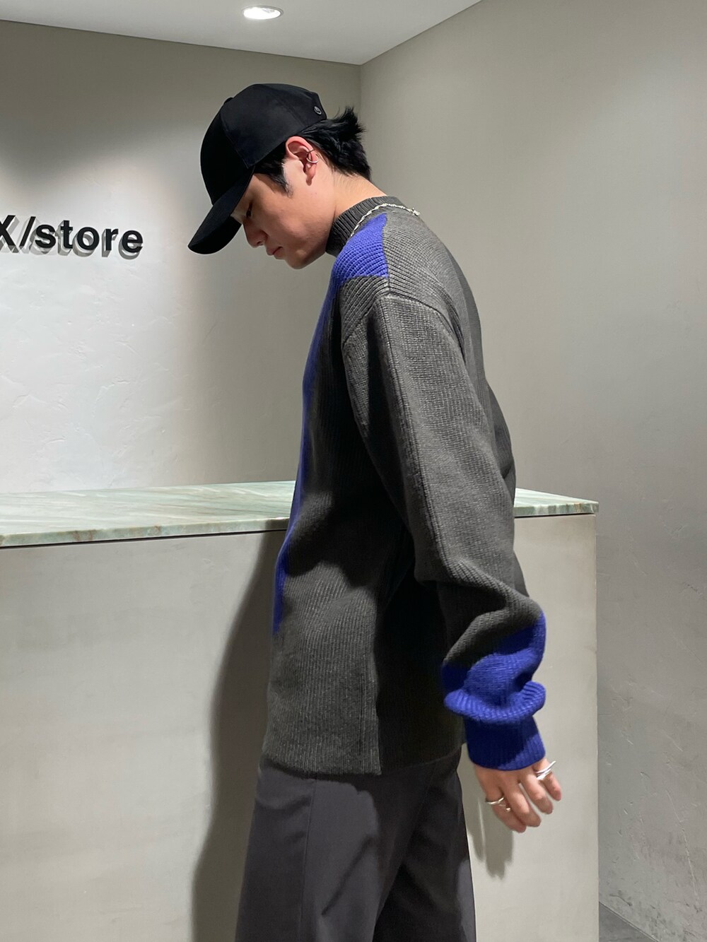 「MA-1、モックネックニット、モックネック、ワイドパンツ、キャップ、シンプルコーデ、ニット、きれいめカジュアル、ビッグシルエット、ブルゾン、柄ニット、グレー、グレーコーデ、高身長コーデ、秋コーデ」｜「Tricker'sのTricker's / サイドゴアブーツ / HENRY / TRIM2754A09（ブーツ、ブラック系）」を使った、shunya kogaさん（メンズ・182cm）の秋コーディネートの5枚目の写真