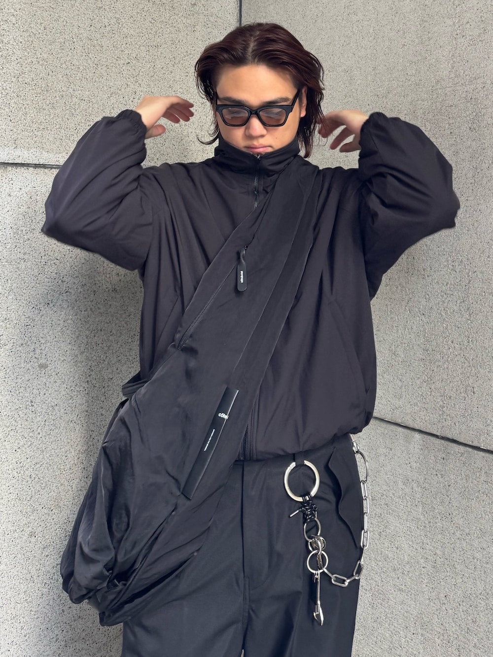 ブラック系のその他パンツ、ブラック系のショルダーバッグ、ブラック系のブルゾンを着用したメンズの冬コーディネートの3枚目の写真